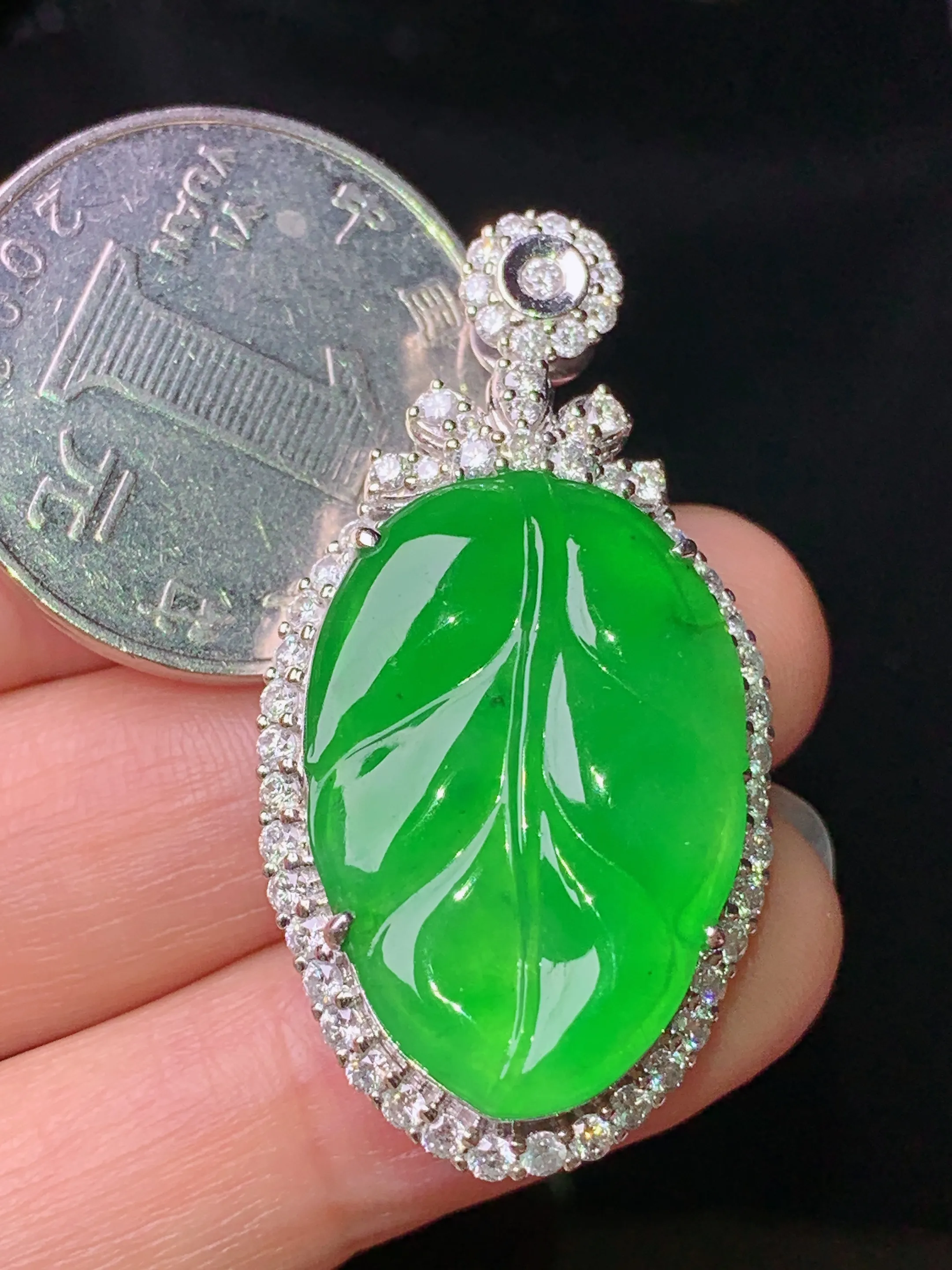 18k金钻镶嵌满绿树叶吊坠 玉质细腻 色泽清新艳丽 整体尺寸39.7*20.8*9.8