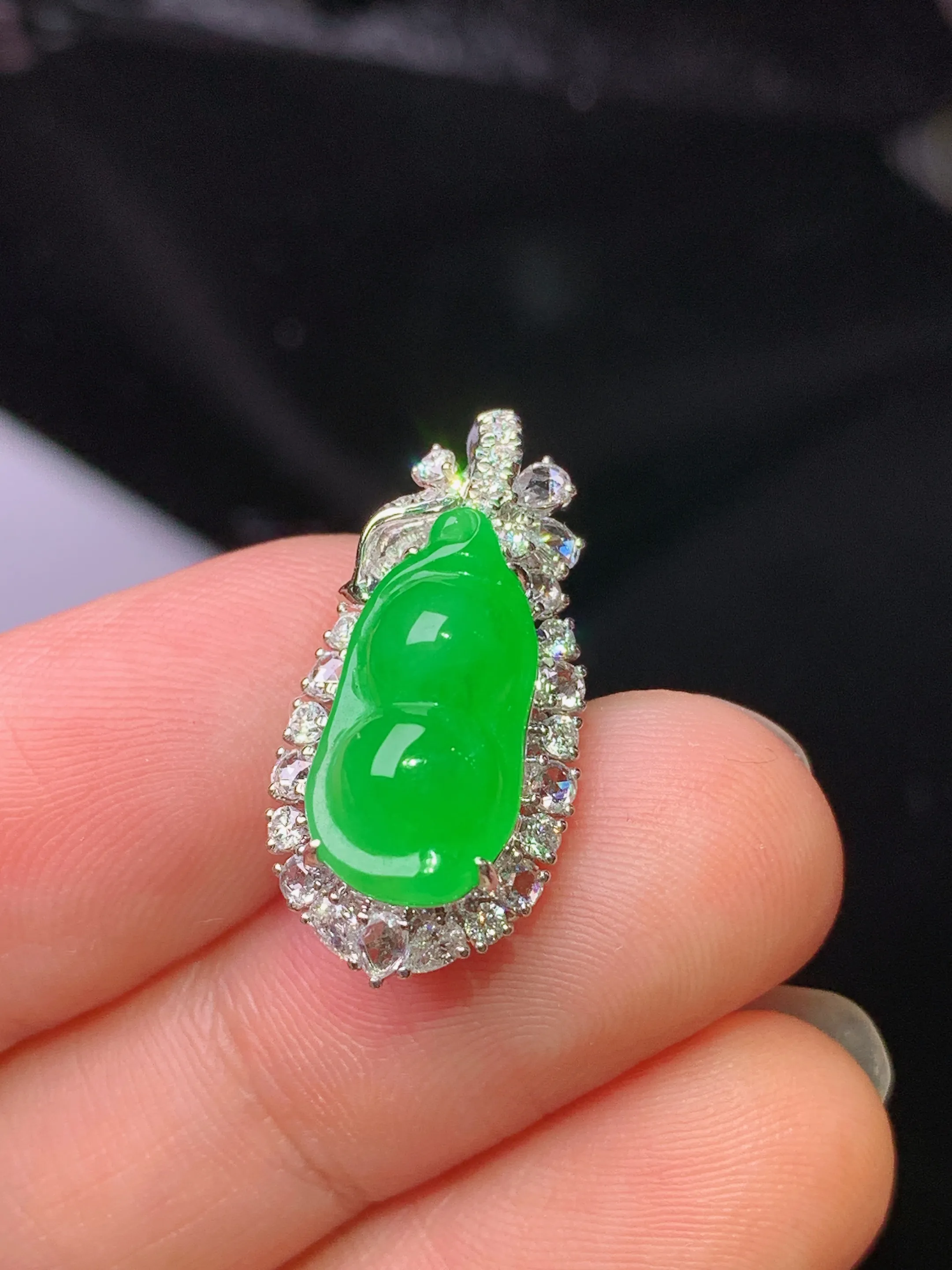 18k金钻镶嵌满绿四季豆吊坠 玉质细腻 色泽清新艳丽 整体尺寸22.5*11*9.3