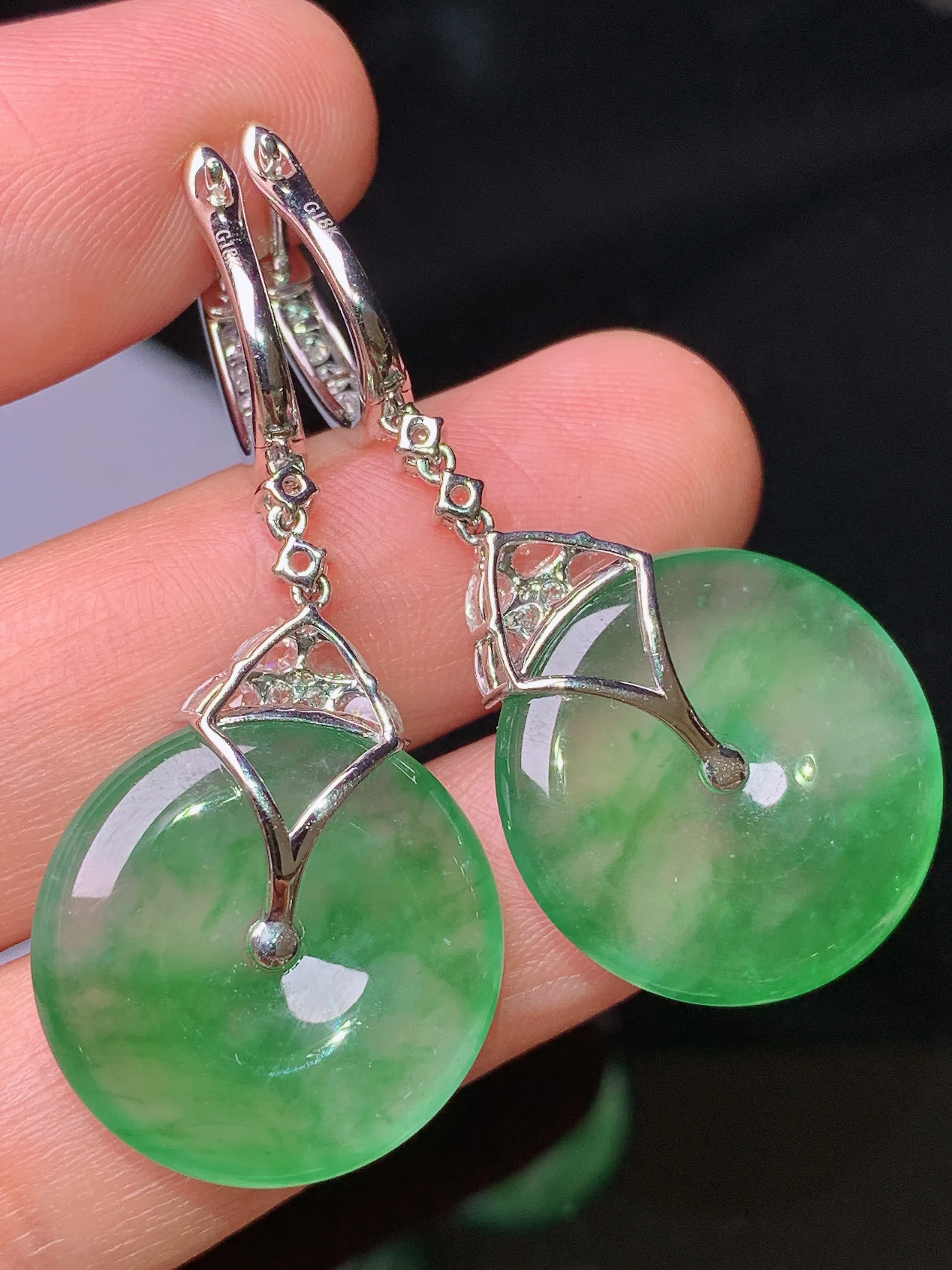 18k金钻镶嵌冰种翠绿平安扣耳坠 玉质细腻 色泽清新艳丽 整体尺寸42.5*19*4.2