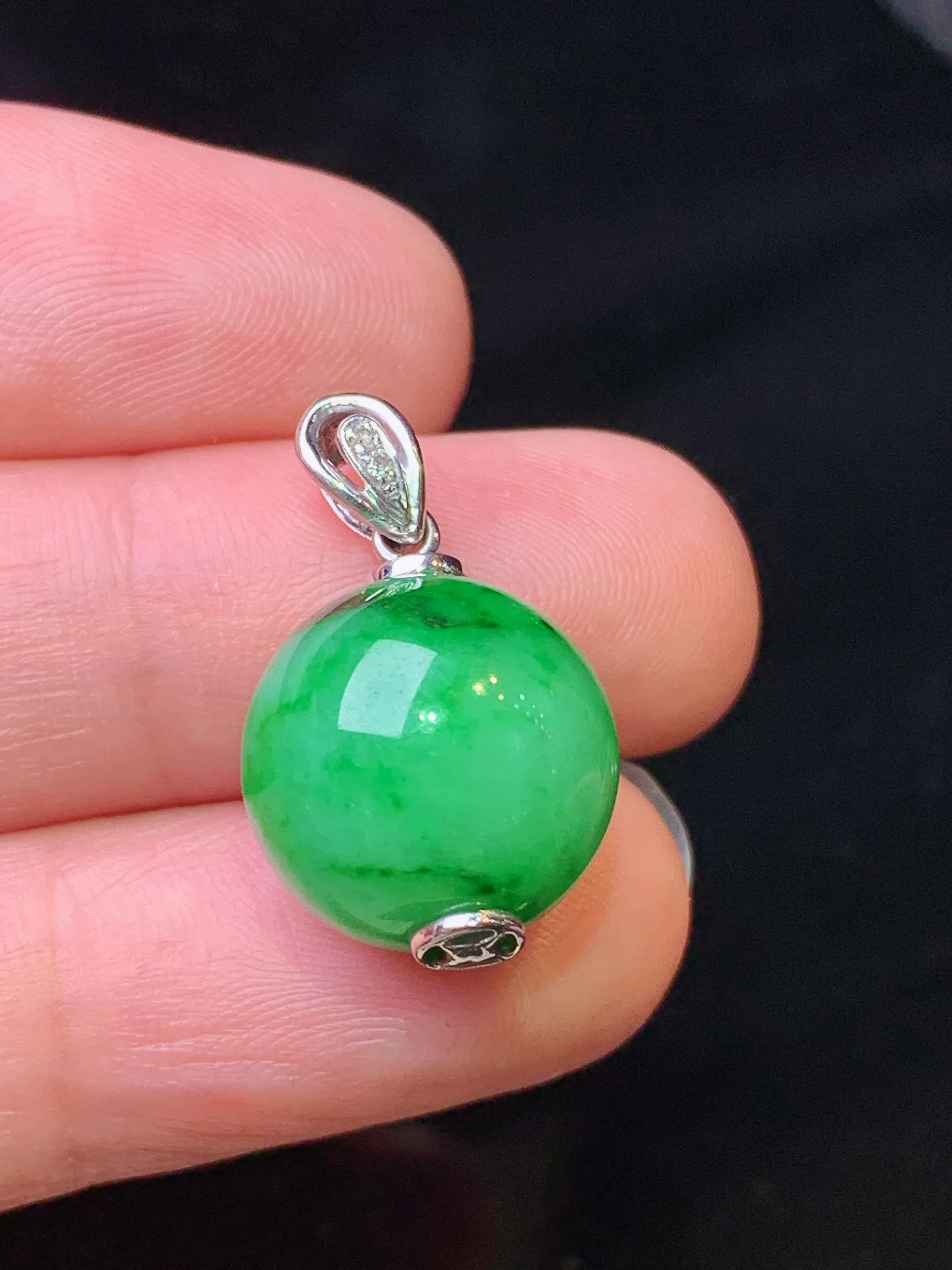 18k金镶嵌满绿圆珠吊坠 玉质细腻 色泽清新艳丽 整体尺寸22.5*13.5