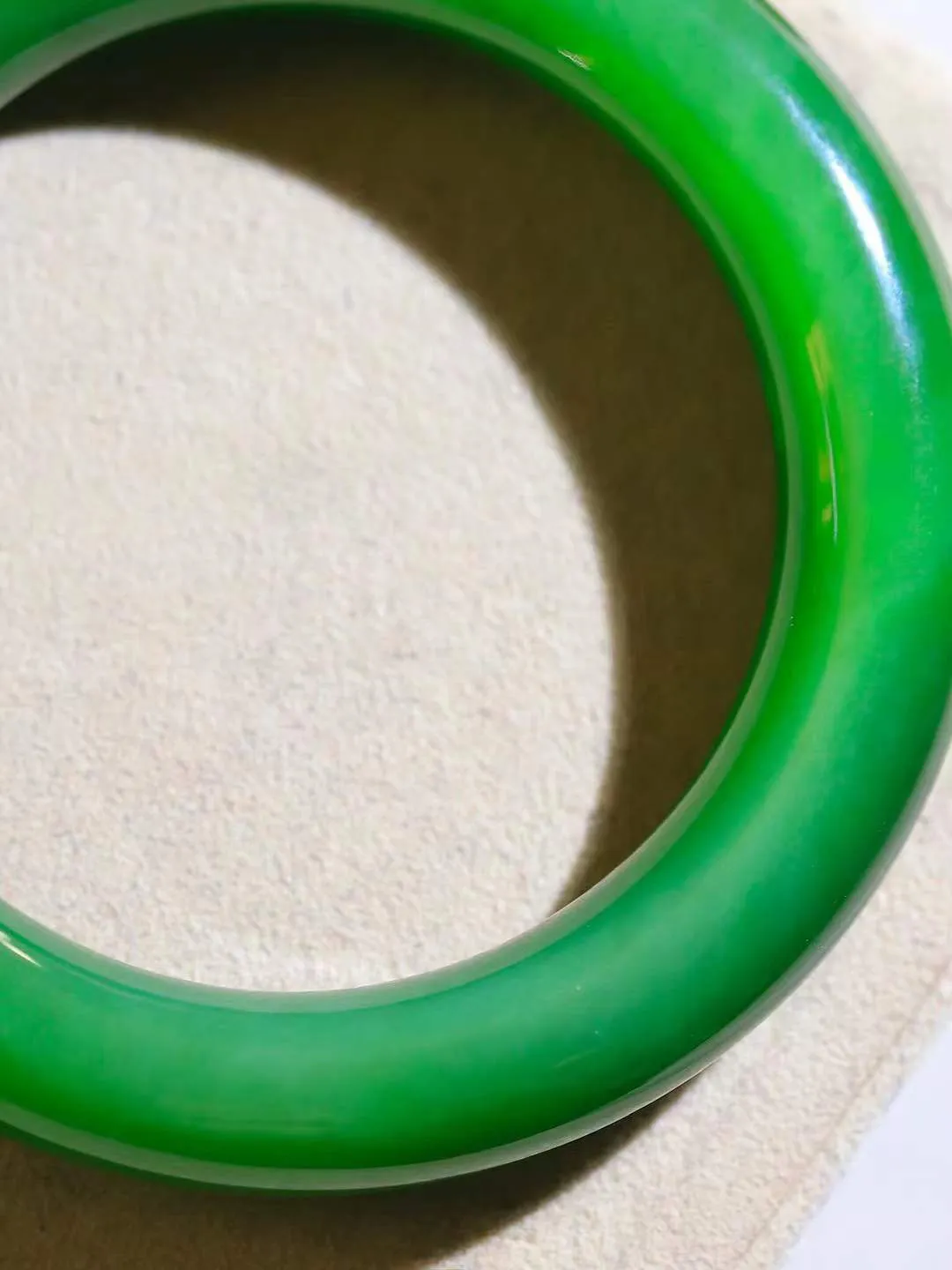 【碧色荡漾·手镯】

收藏级臻品和田玉碧玉猫眼圆条手镯，玉质细腻温润，手感舒适，️线条流畅，简约大气，美自天成，佩戴于腕间，婉约之美，举手投足间透出那份低调奢华，醉人心扉。重81.8克  内径圈口57mm  尺寸13-12.5mm  FDA-661251833