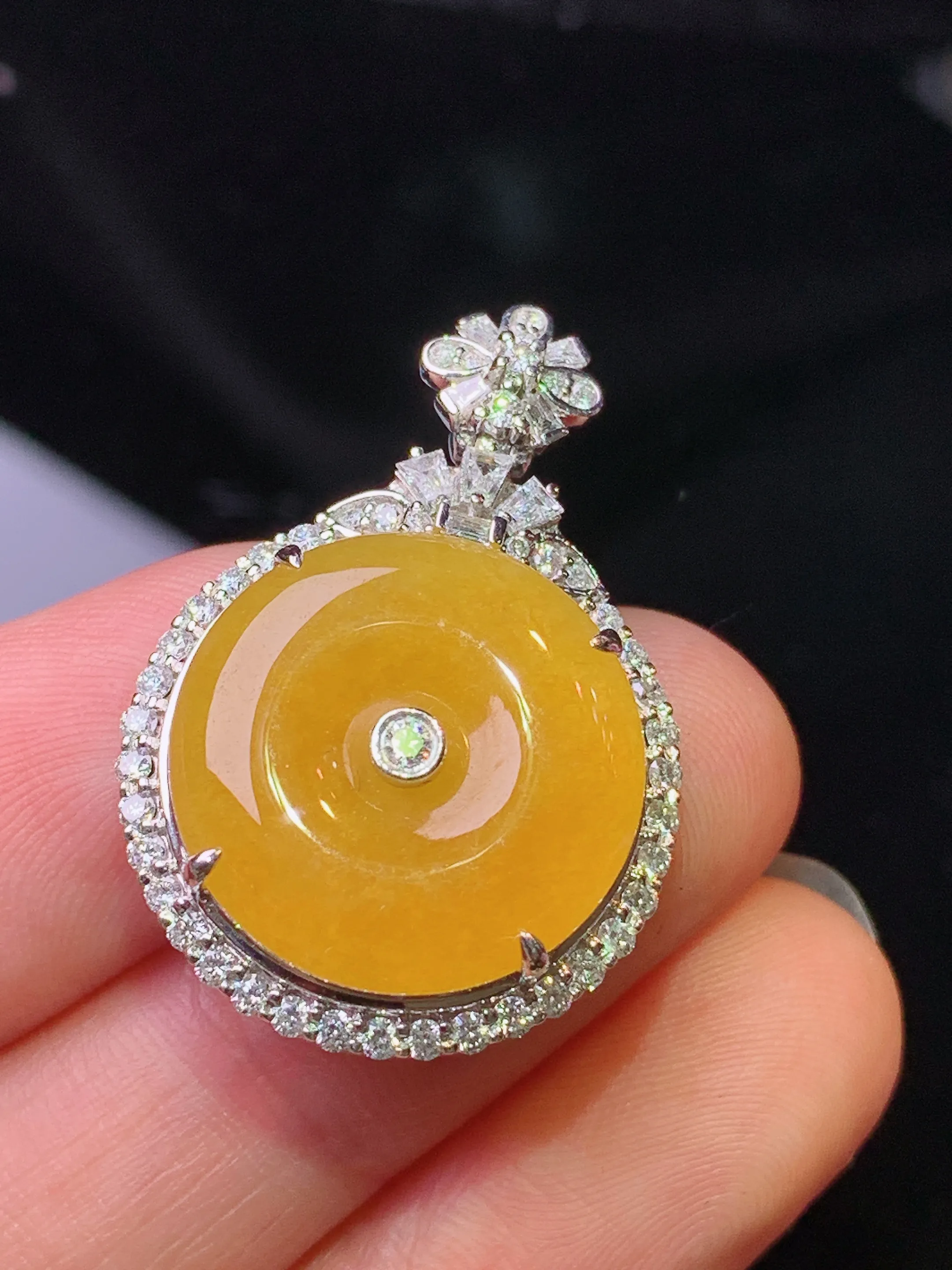 18k金钻镶嵌黄翡平安扣吊坠 玉质细腻 色泽清新艳丽 整体尺寸29.5*20.6*8.2