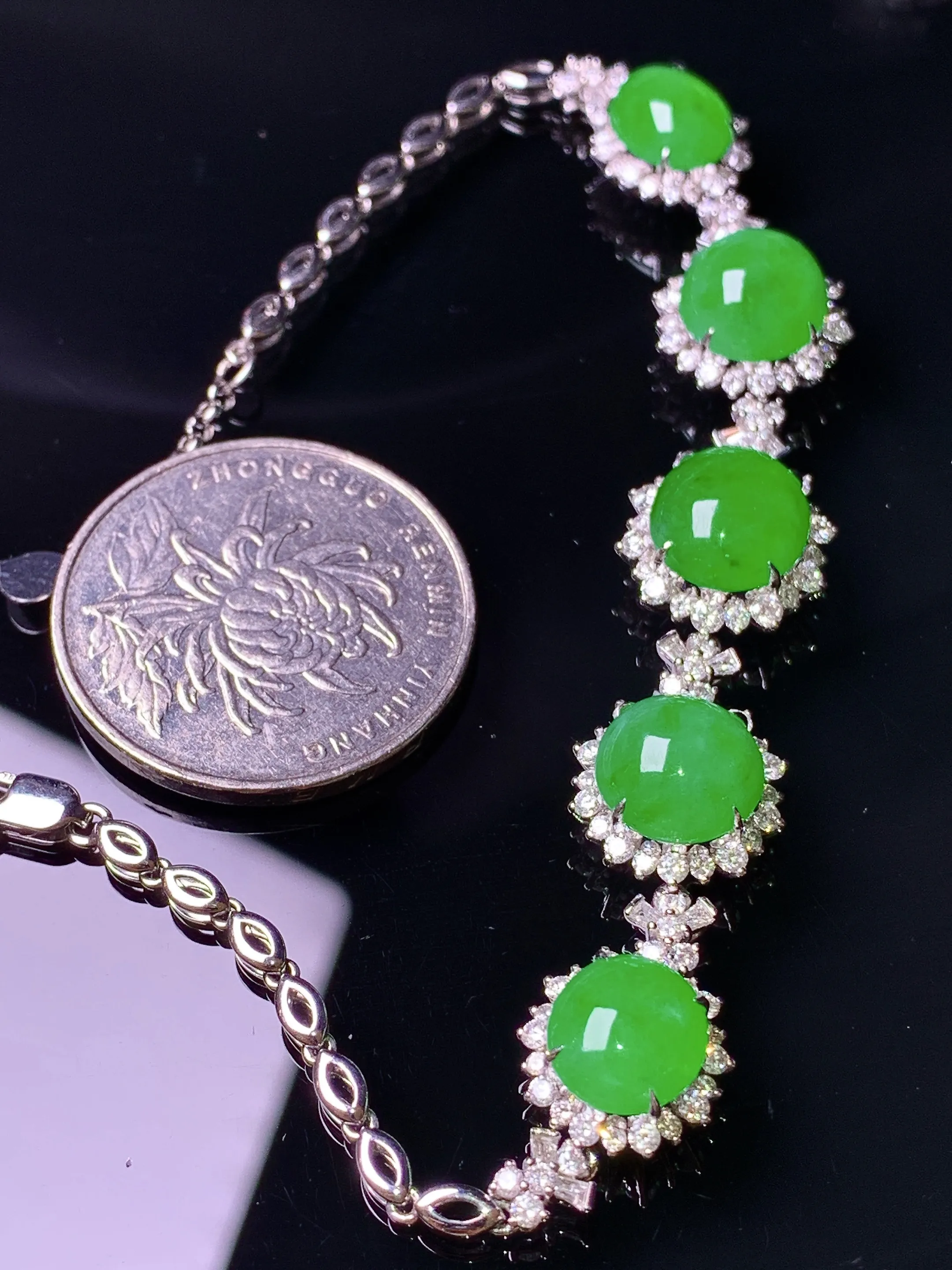 18k金钻镶嵌满绿蛋面手链 玉质细腻 色泽清新艳丽 整体尺寸86.8*12.6*8.2