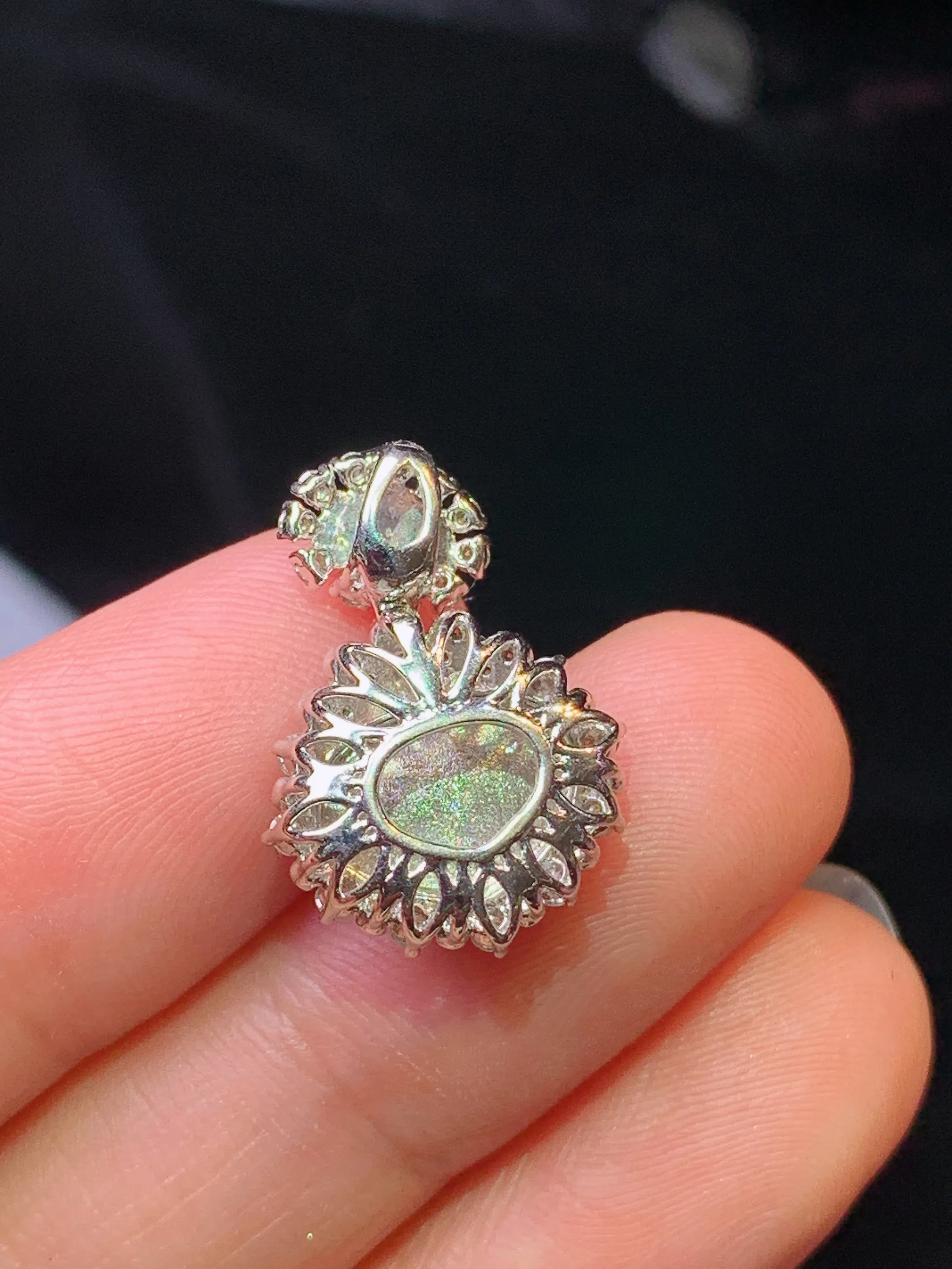 18k金钻镶嵌满绿蛋面吊坠 玉质细腻 色泽清新艳丽 整体尺寸20*14.3*8.6