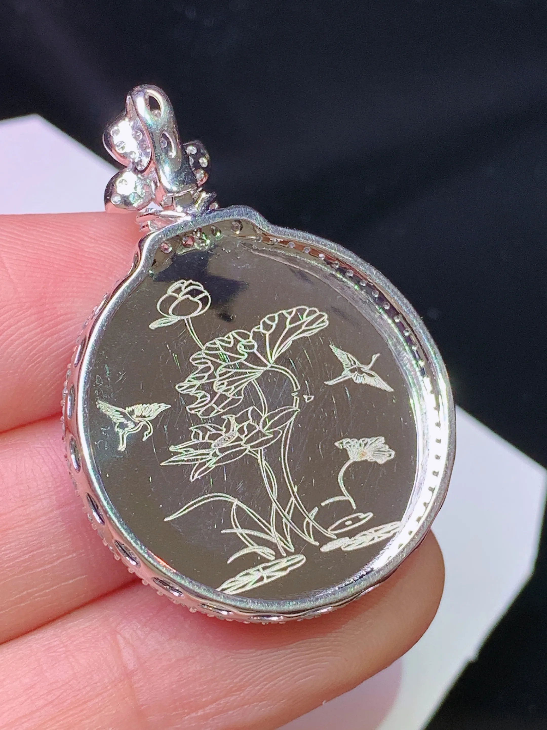 18k金钻镶嵌冰种飘绿平安扣吊坠 玉质细腻 色泽清新艳丽 整体尺寸36.2*25.8*7.2