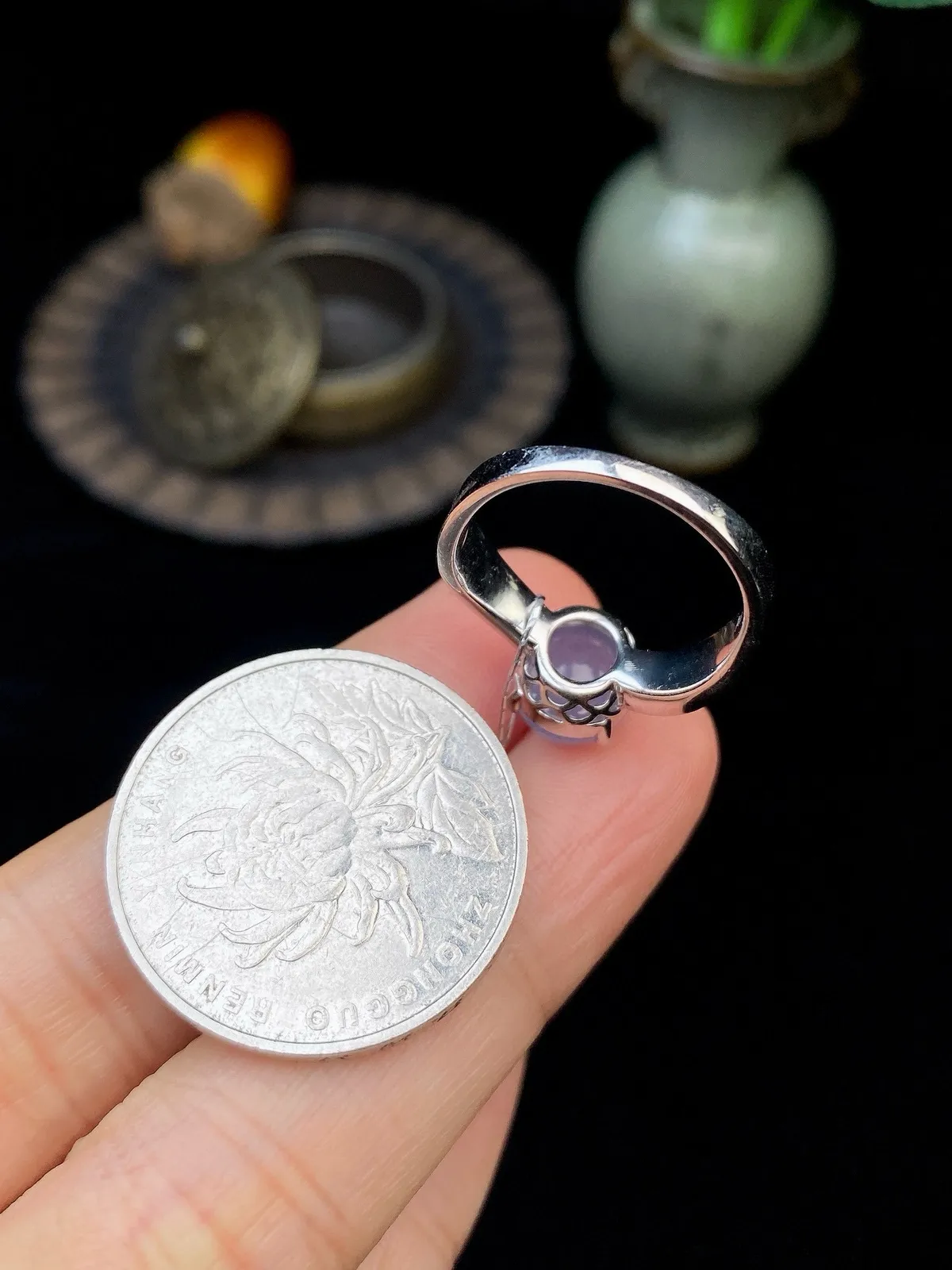 【冰种紫蛋面戒指】质地细腻，饱满度很好，晶莹剔透，18k金钻镶嵌，裸石尺寸8.8*8*4.9毫米