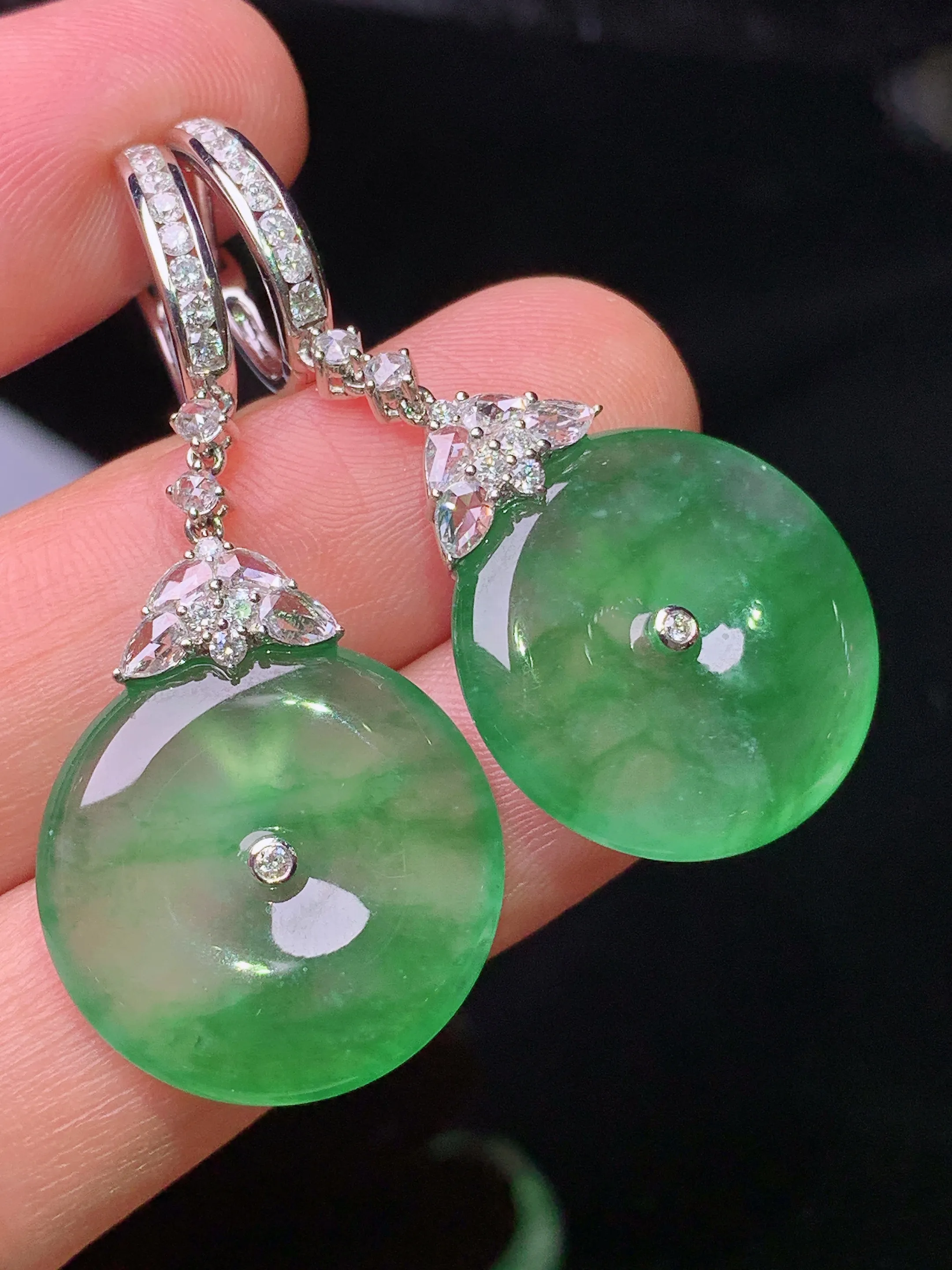 18k金钻镶嵌冰种翠绿平安扣耳坠 玉质细腻 色泽清新艳丽 整体尺寸42.5*19*4.2