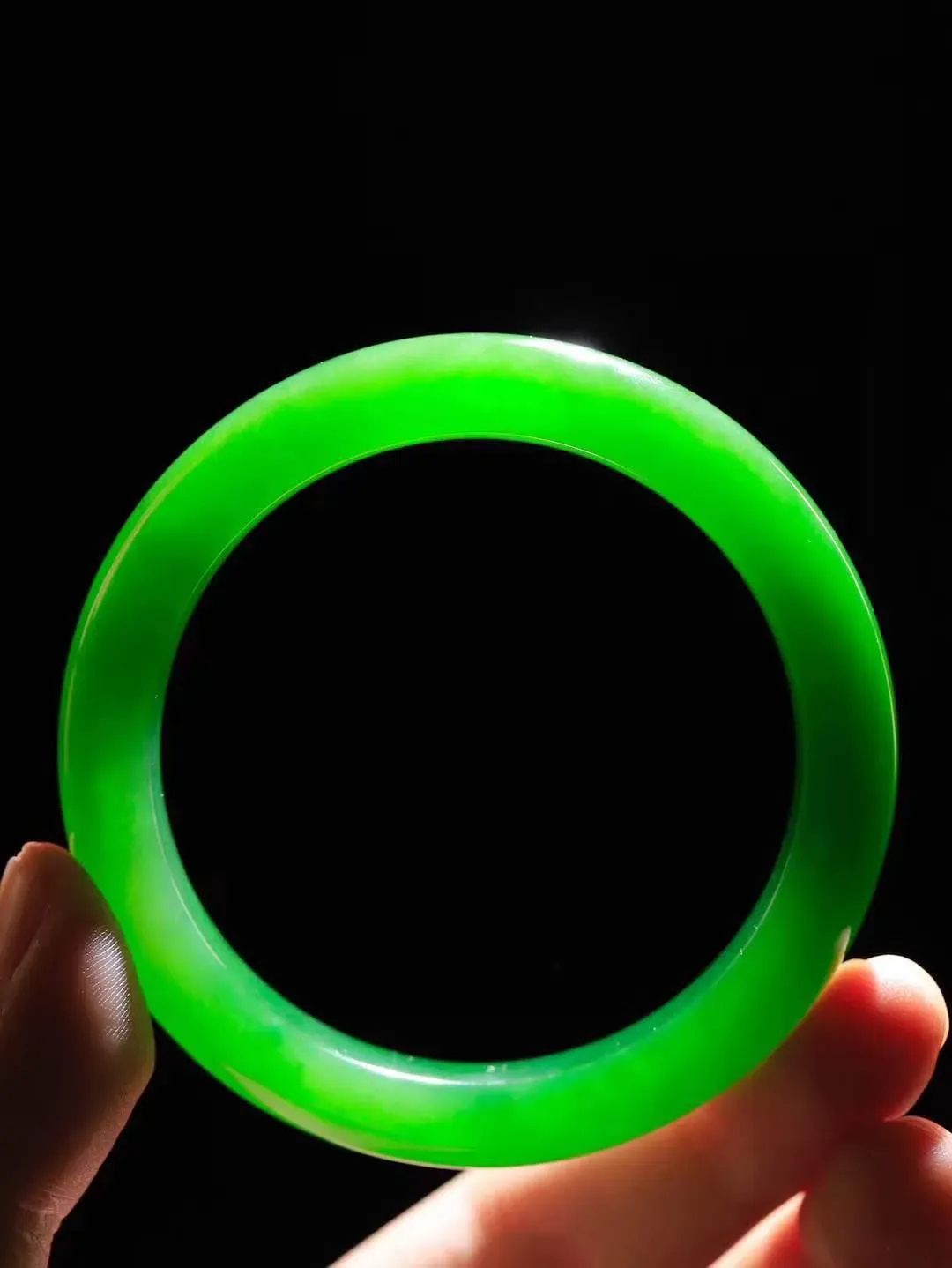 【温润如心.镯】

典藏级️和田玉碧玉手镯，精选上等碧玉料，色泽清透，质地细腻。佩戴它，感受千年玉文化的温润与优雅，愿它为您带来平安与幸福。重50克  尺寸54-11.8-8.7mm  101201811A