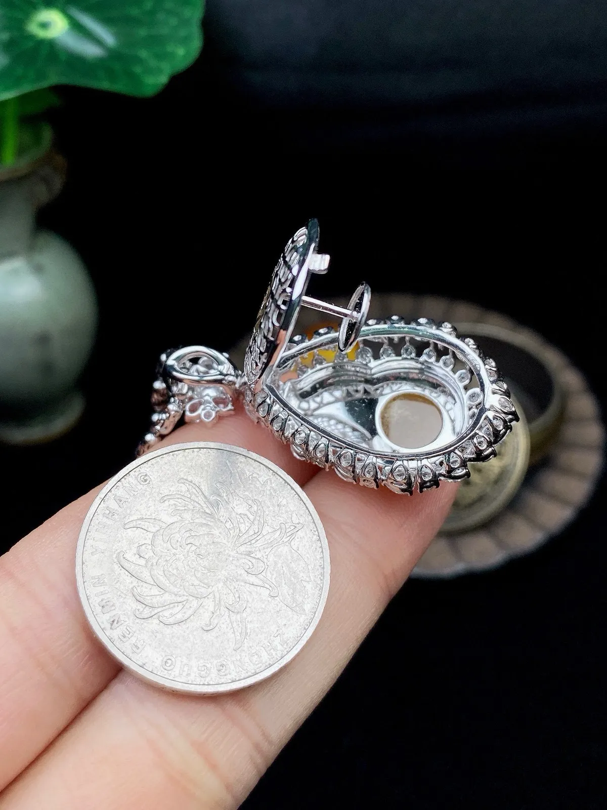 【冰种黄翡葫芦吊坠】质地细腻，冰感十足，晶莹透亮，18K金钻镶嵌，裸石尺寸20.2*13.7*5.2毫米