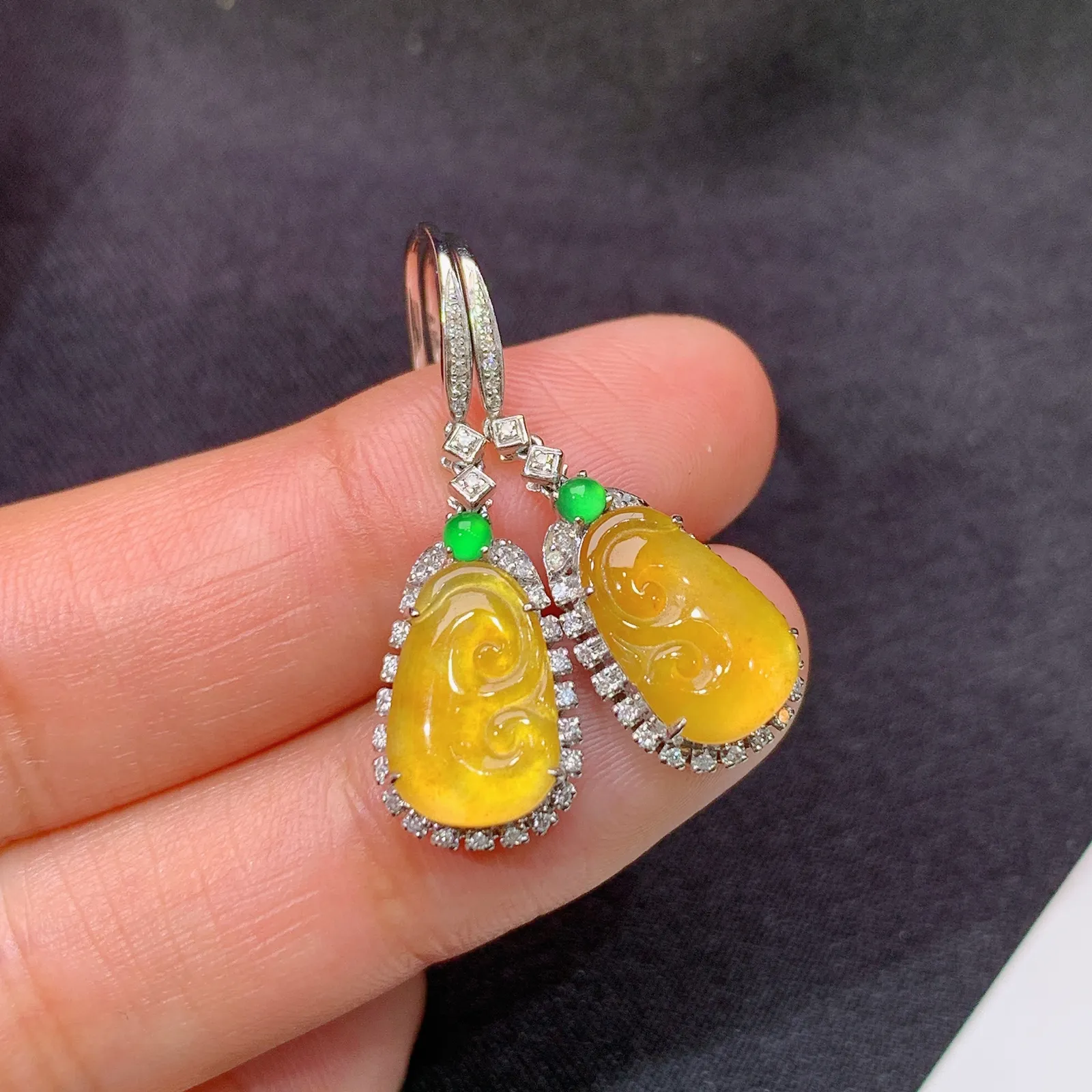 冰黄翡如意耳坠，18k金镶嵌，色泽鲜艳，水色超佳 尺寸10.8*7.1*2