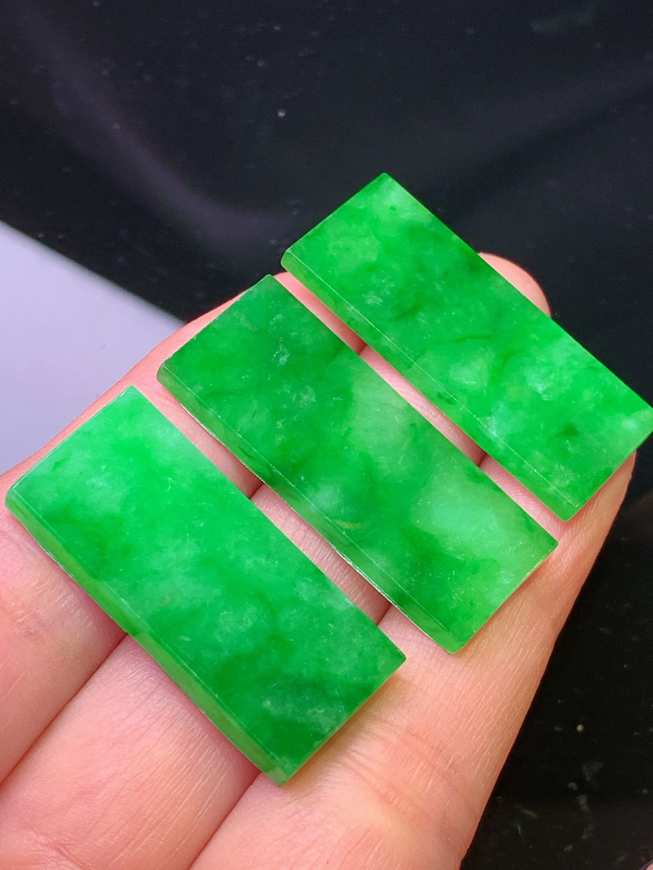 镶嵌款 满绿无事牌一手 玉质细腻 色泽清新艳丽 整体尺寸32.3*13*2.8