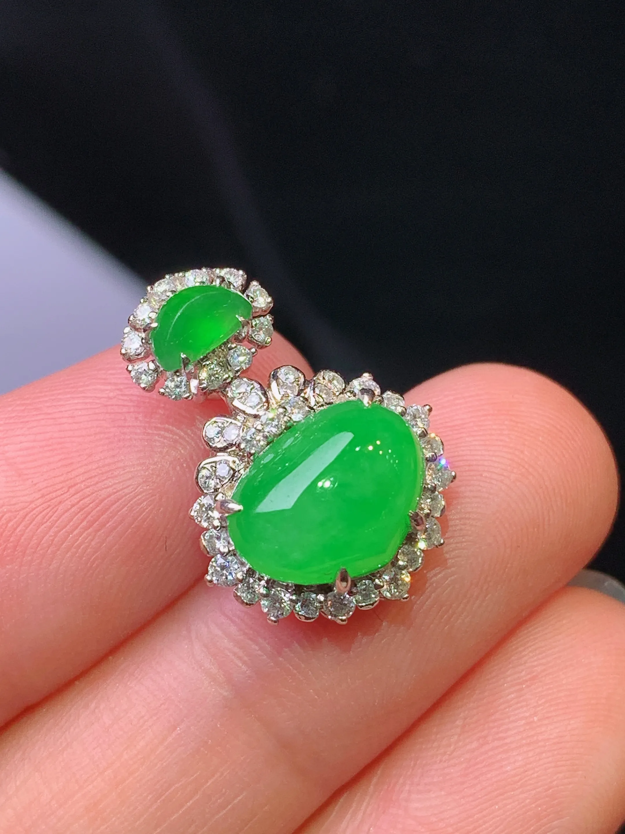 18k金钻镶嵌满绿蛋面吊坠 玉质细腻 色泽清新艳丽 整体尺寸20*14.3*8.6