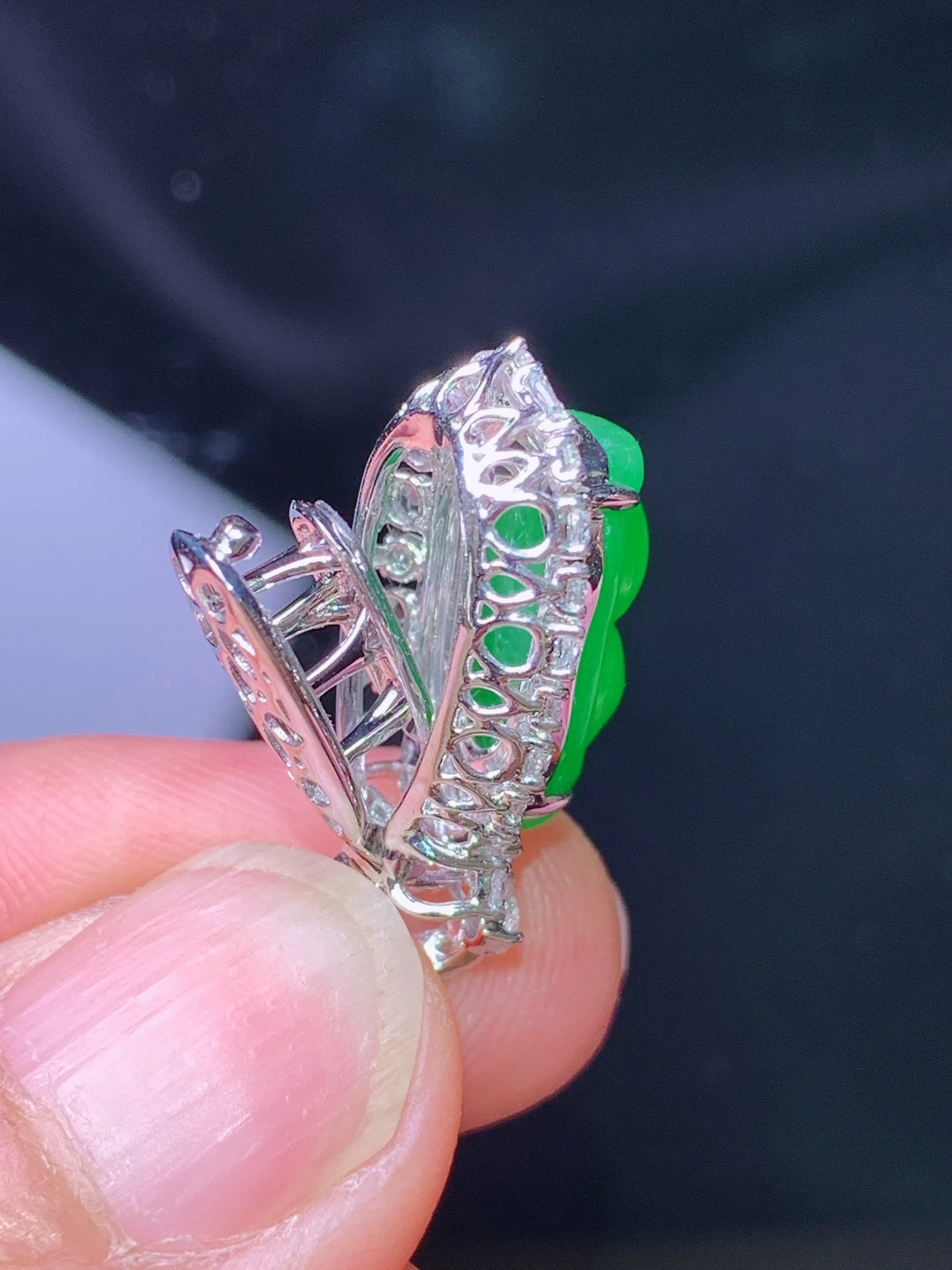 18k金钻镶嵌满绿四季豆吊坠 玉质细腻 色泽清新艳丽 整体尺寸22.5*11*9.3