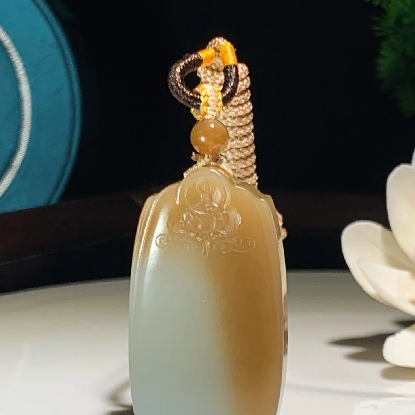 新疆和田玉且末糖平安无事牌挂件。尺寸41/24/9重22.3克。玉质细腻油润。手推出油。品相大气。lt251218