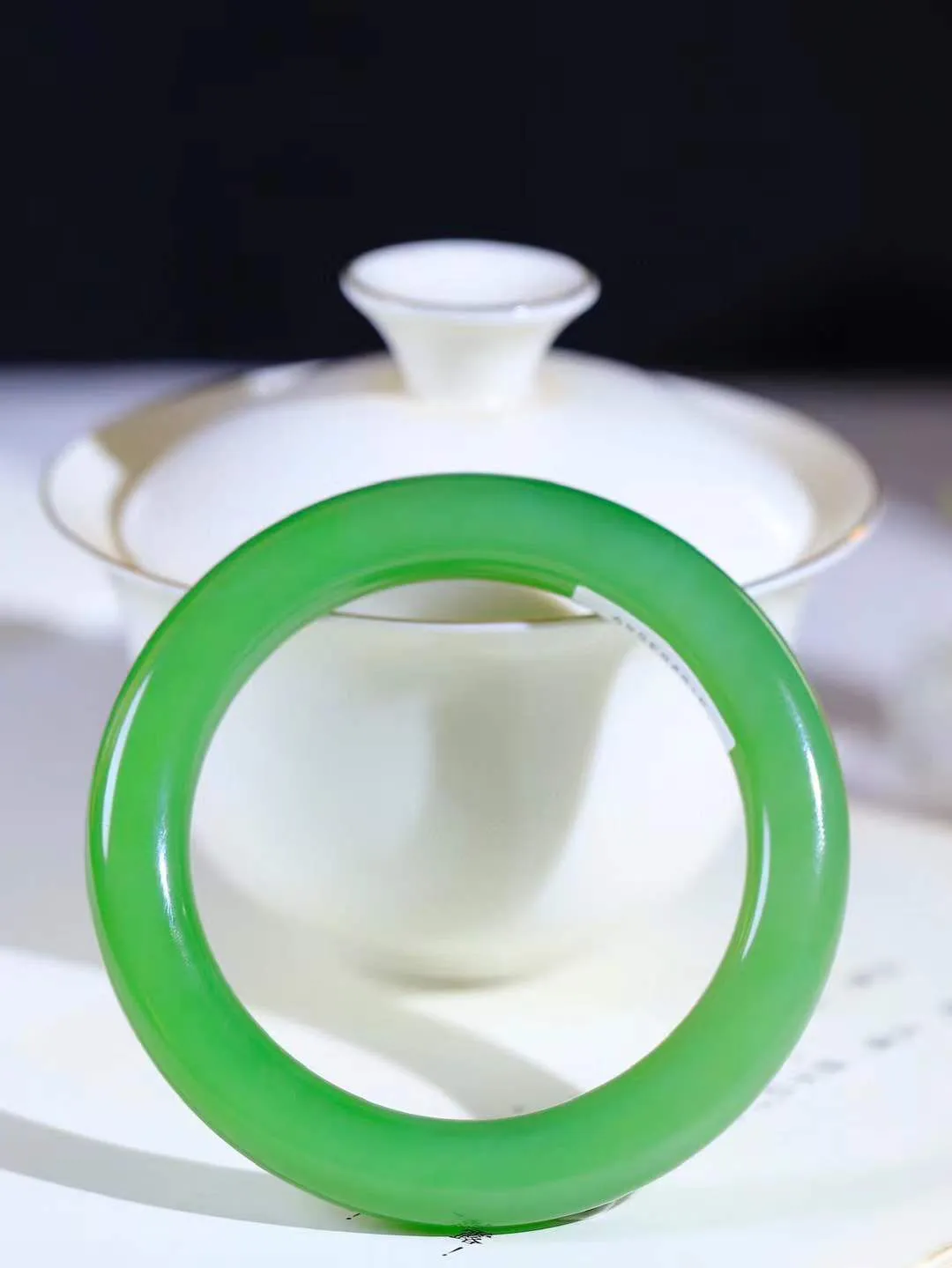 【花样年华·手镯】

收藏传家级臻品和田玉碧玉猫眼圆条手镯，质地油润细腻，色泽高贵典雅，镯型古朴典雅。在诗情画意的雨巷相遇，你是我腕间的一抹风情，有你眸有深情，清风荡漾湖间静水，我愿俯身低眉，在烟波涟漪处，寻你深情倩影。内径53mm尺寸10-10mm 重49克fDA-781271824