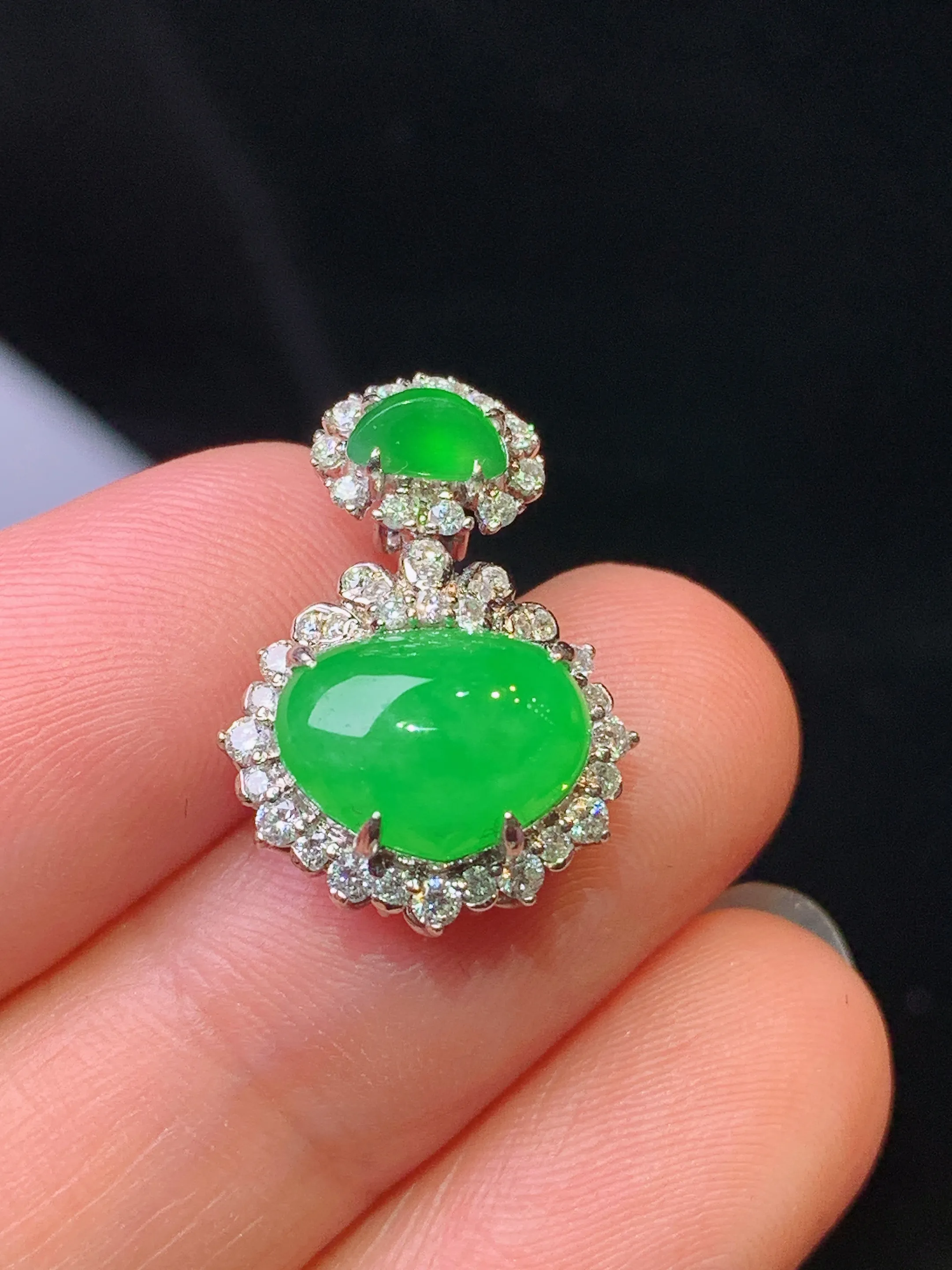 18k金钻镶嵌满绿蛋面吊坠 玉质细腻 色泽清新艳丽 整体尺寸20*14.3*8.6