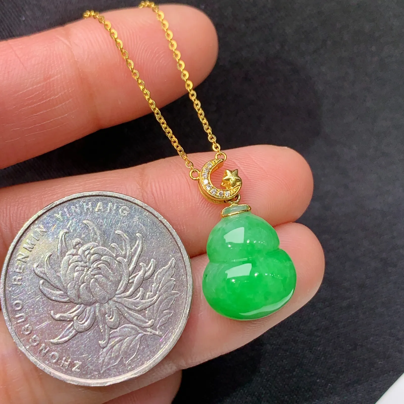 阳绿葫芦锁骨链，简约时尚，18k金镶嵌，冰润色阳，种水足，Be 尺寸13.6*12.1*6