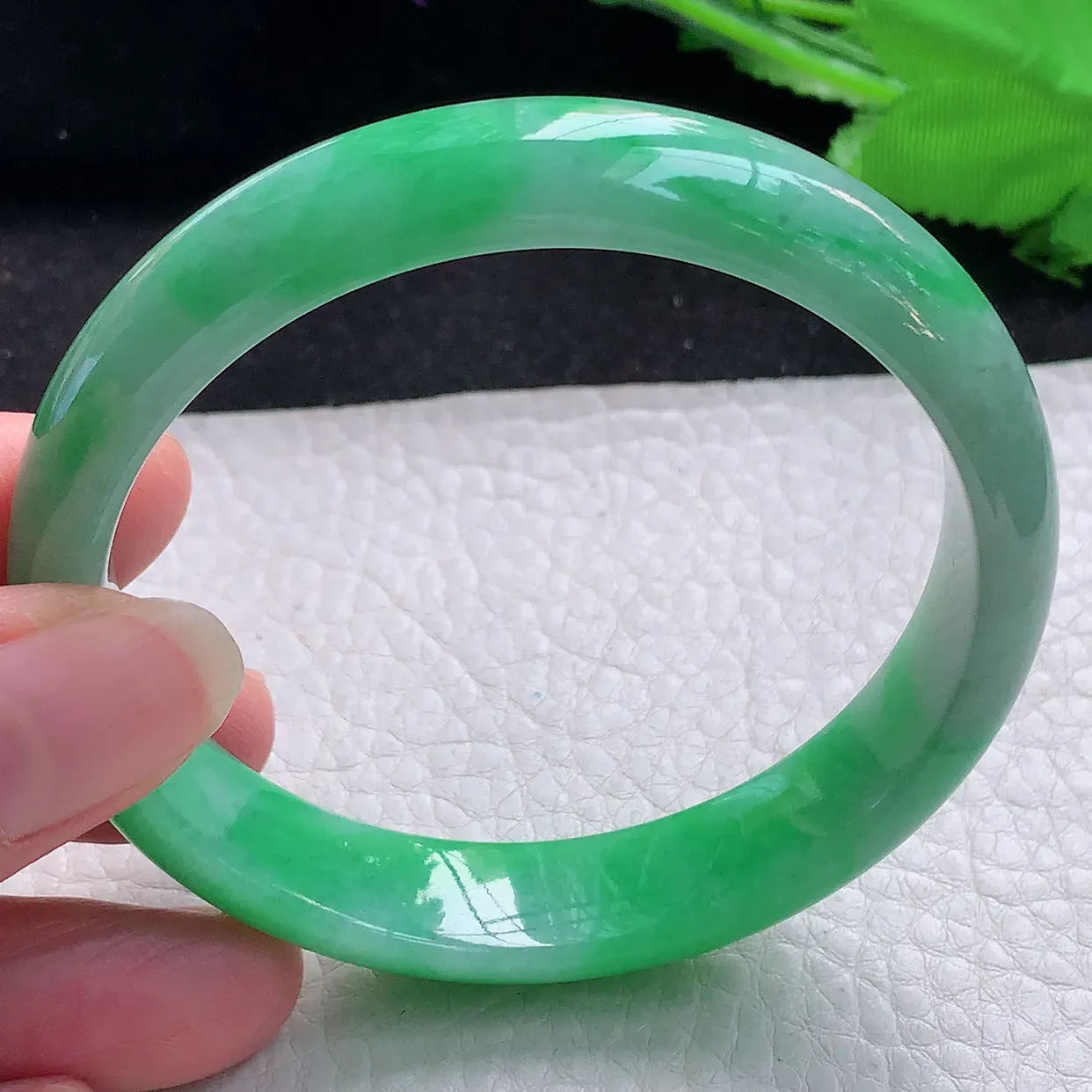 nr自然光58.5*12.8*7平安镯 缅甸翡翠A货辣绿宽边玉手镯玉手环