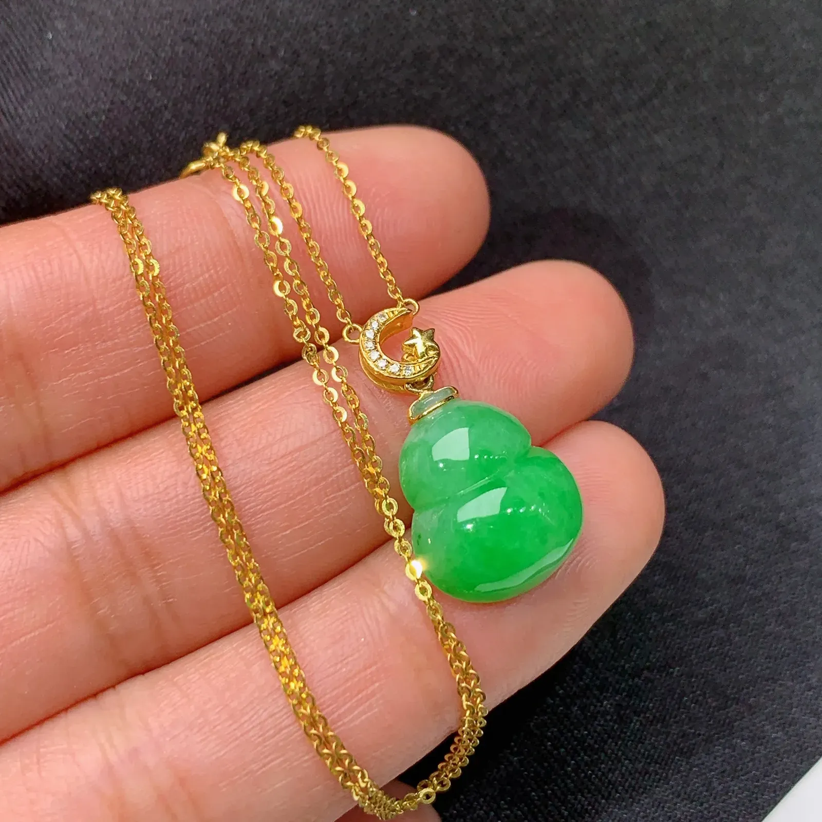 阳绿葫芦锁骨链，简约时尚，18k金镶嵌，冰润色阳，种水足，Be 尺寸13.6*12.1*6