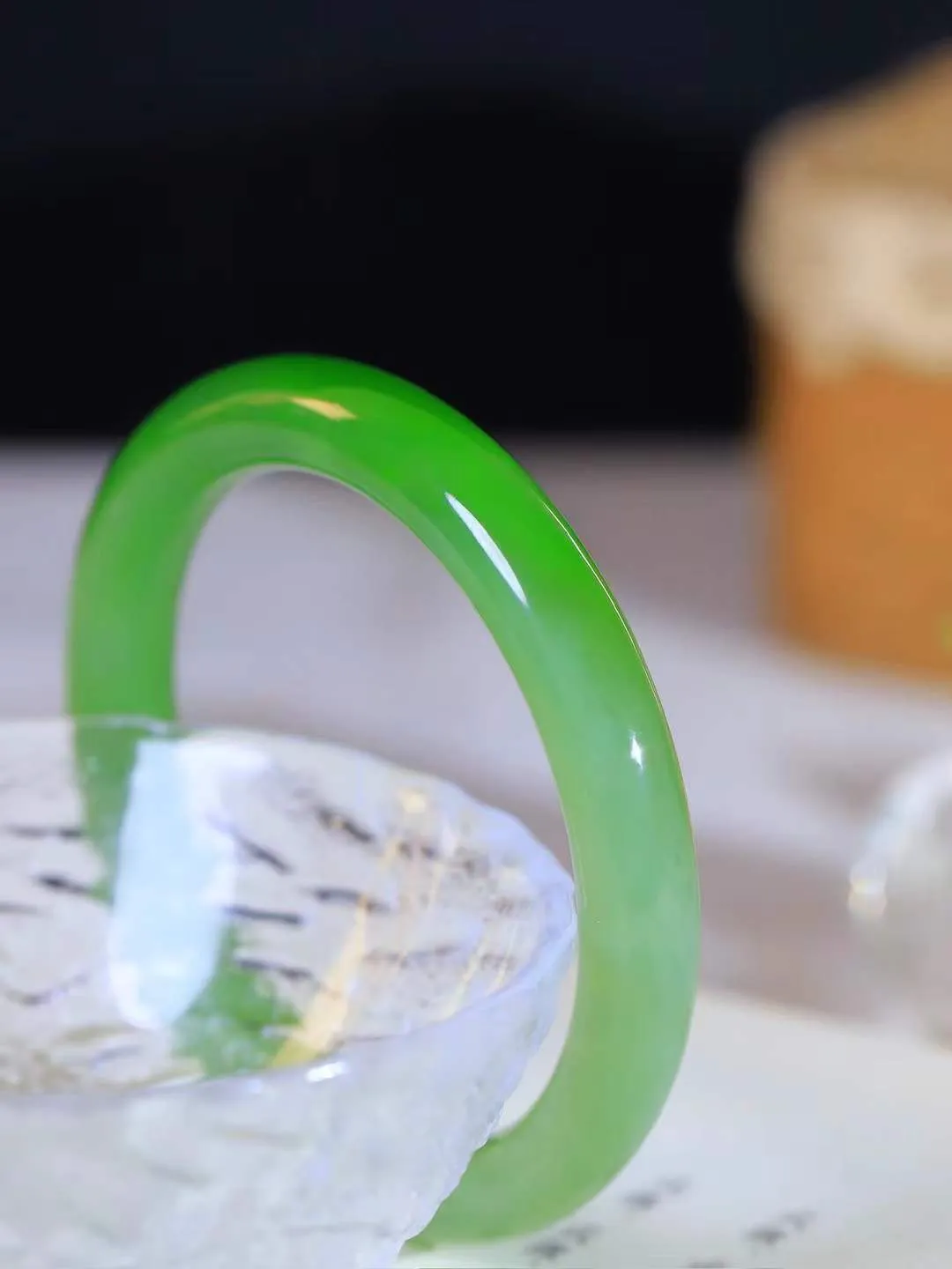 【碧波流转·手镯】

收藏级臻品️和田玉碧玉手镯，玉质细腻温润，手感舒适，️线条流畅，简约大气，美自天成，佩戴于腕间，婉约之美，举手投足间透出那份低调奢华，醉人心扉。
重38克 内径圈口54mm尺寸9.2-8.5mm  FDA-131201808