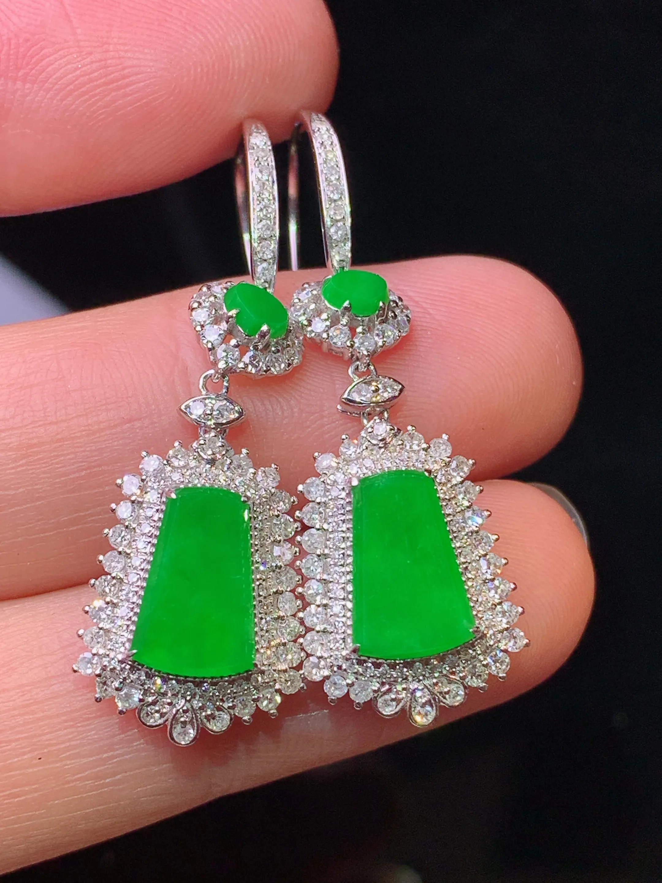 18k金钻镶嵌满绿无事牌耳坠 玉质细腻  色泽清新艳丽 整体尺寸39*12.3*6