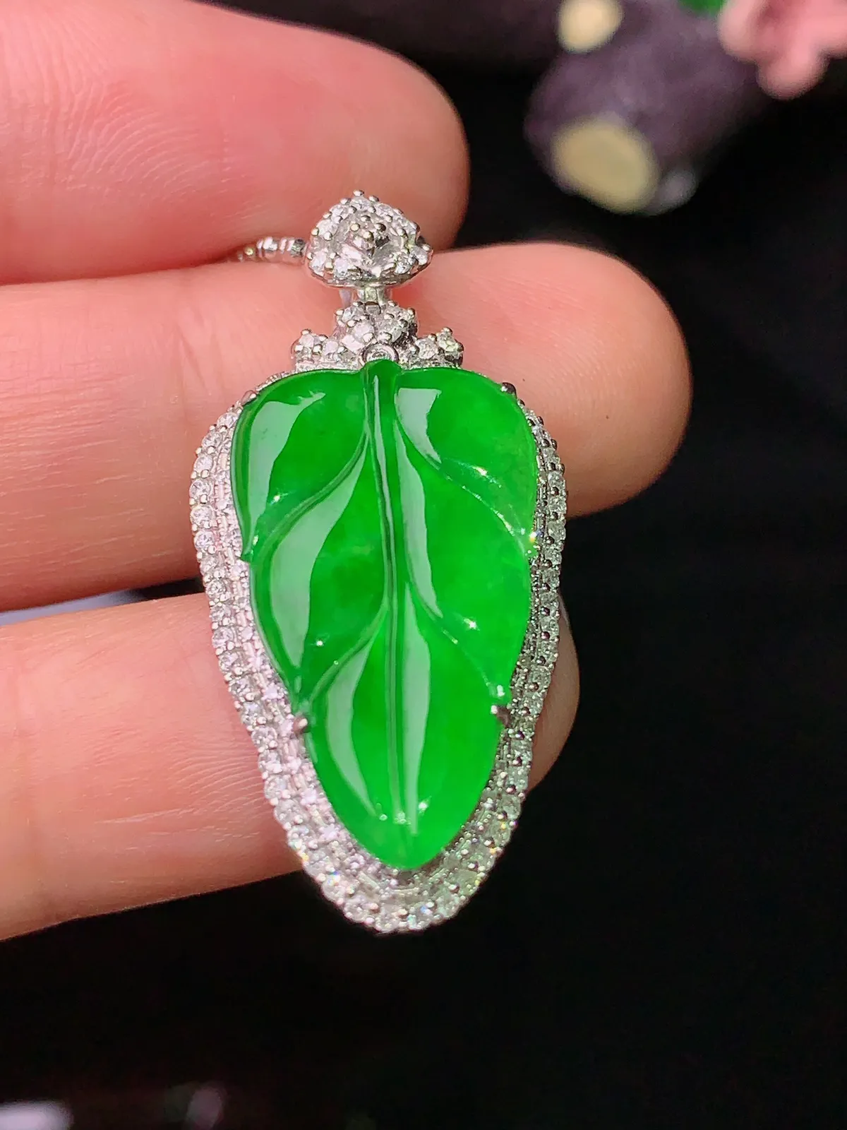 18k金钻镶嵌满绿树叶吊坠 玉质细腻 水润亮眼  整体尺寸33.3*16*7.2