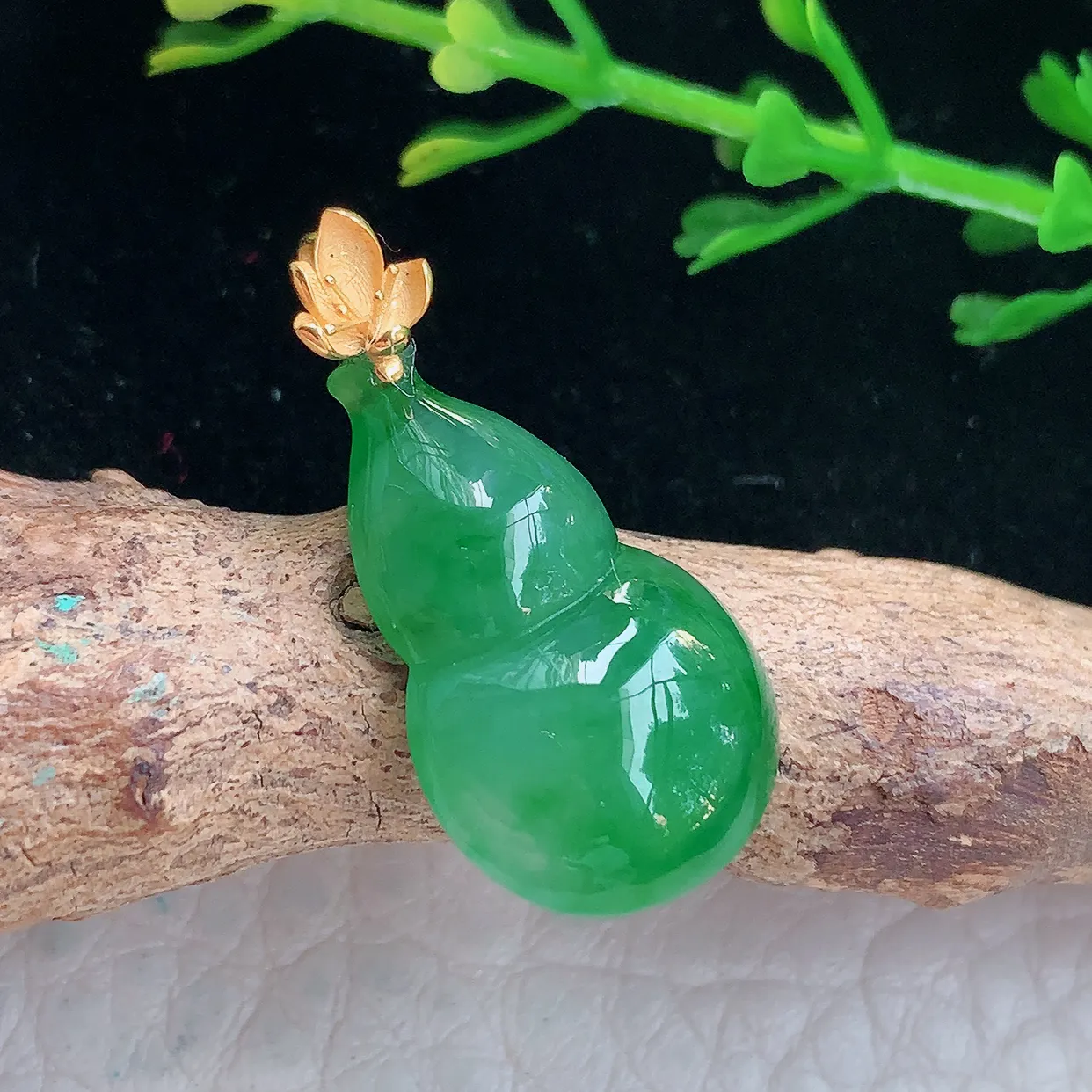 Lz 实拍24.5*12.3*4.3天然缅甸翡翠阳绿小葫芦吊坠 镶18k金福禄扣锁骨坠