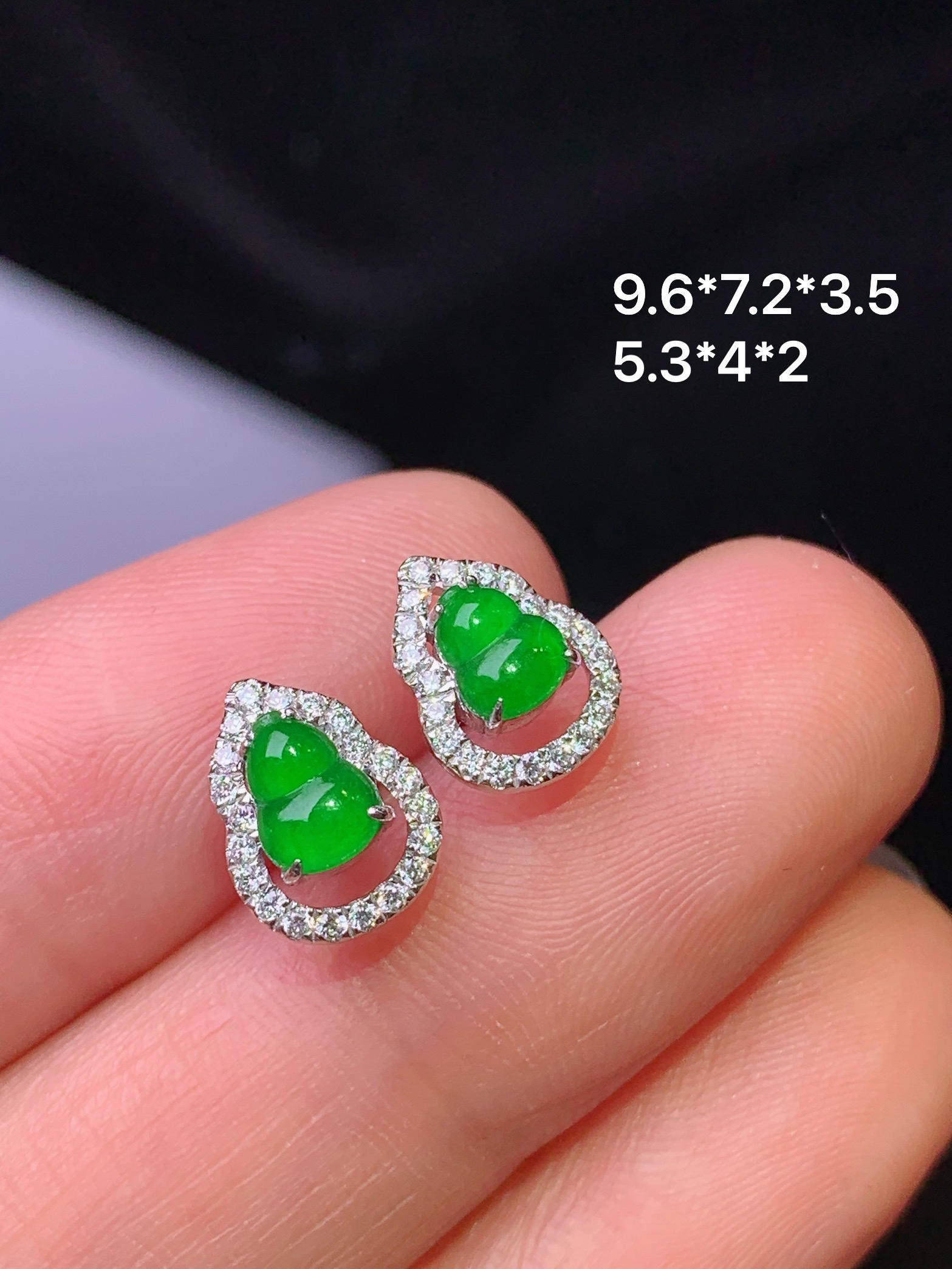 18k金钻镶嵌满绿葫芦吊坠 玉质细腻 色泽清新艳丽 整体尺寸9.6*7.2*3.5