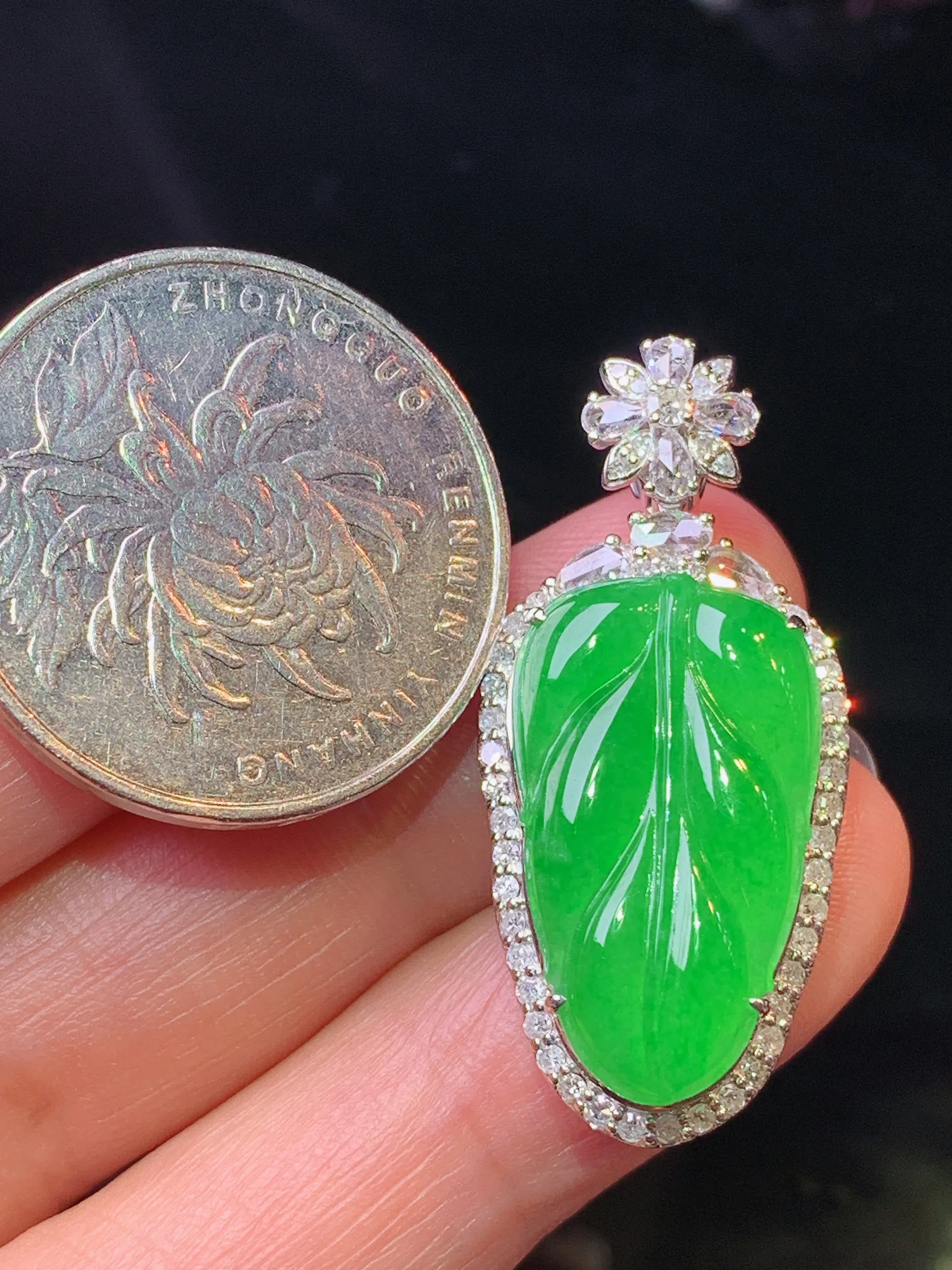 18k金钻镶嵌满绿树叶吊坠 玉质细腻 色泽清新艳丽 整体尺寸34.7*16*7.6