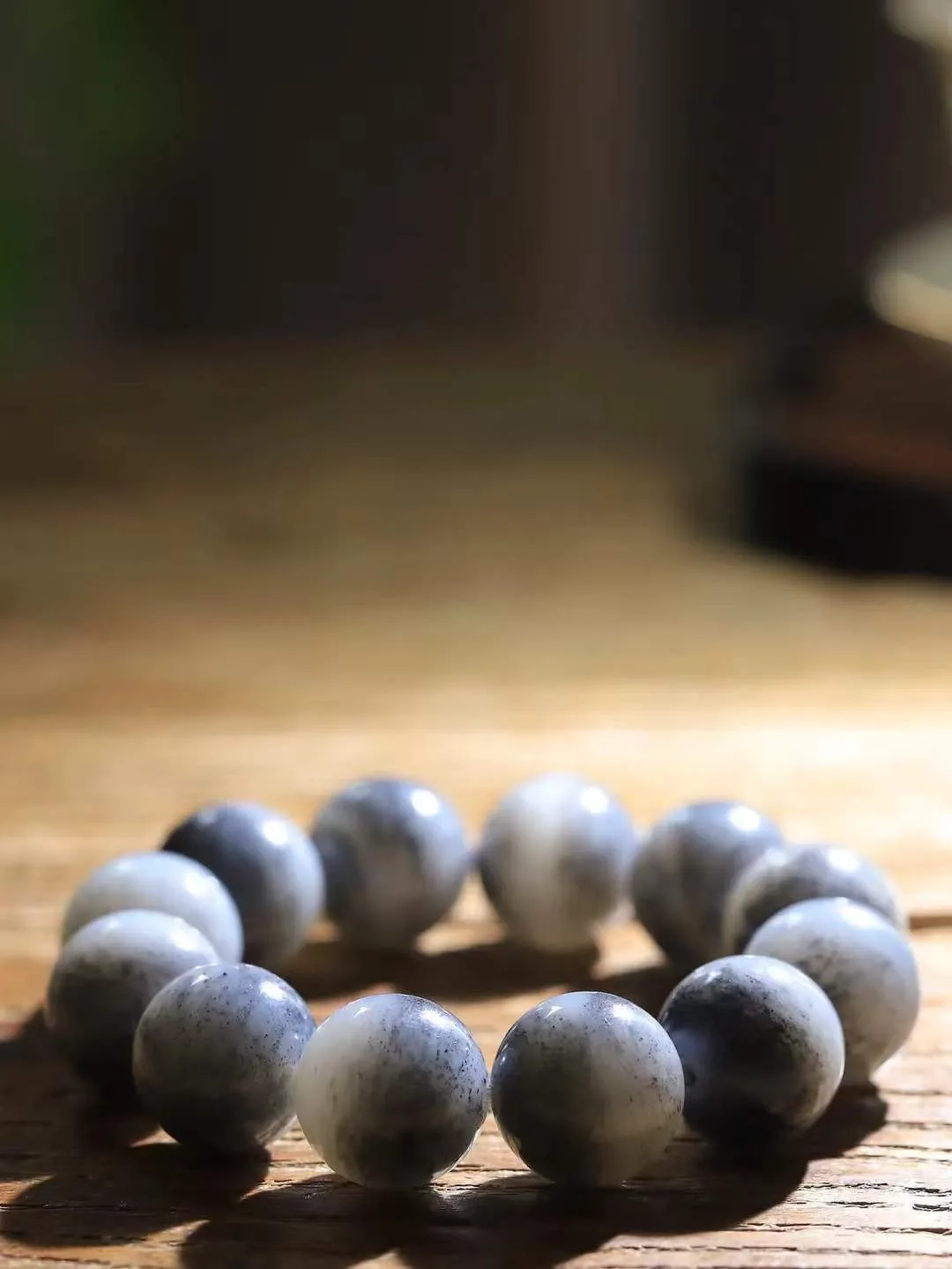 【珠圆玉润.手串】

精品和田玉青花珠圆玉润手串 玉质温润细腻  整串打磨圆润，佩戴舒适。珠珠落玉盘，间关莺语花底滑，一生美好时光，无论身在何处，都有它相伴相守。事事顺遂，幸福美满，吉祥如意。重107.8克 尺寸取一18mm FDL-161201813