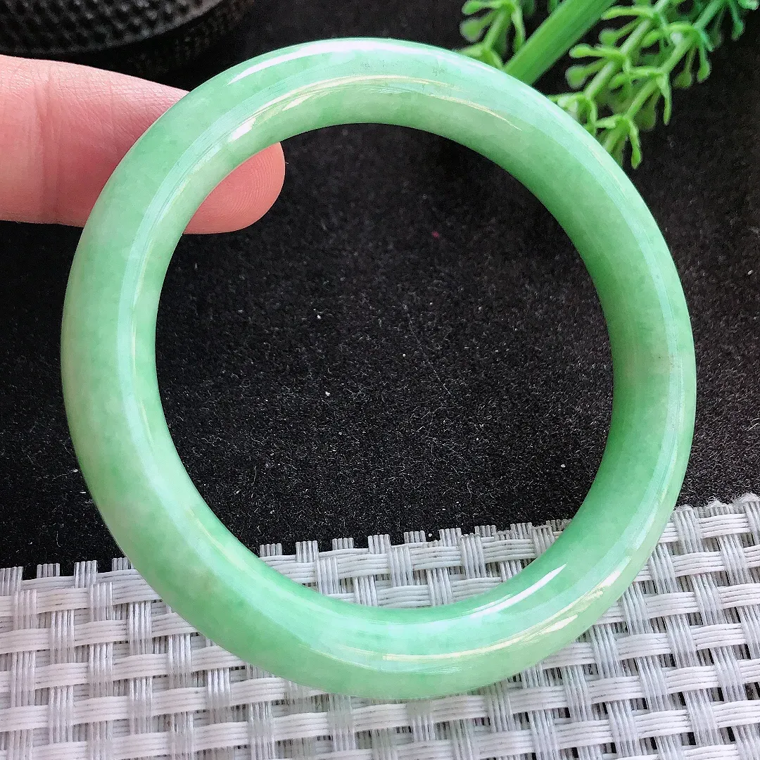 天然A货翡翠52/9.3/8.8老坑精美温润满绿圆条手镯宽边玉镯