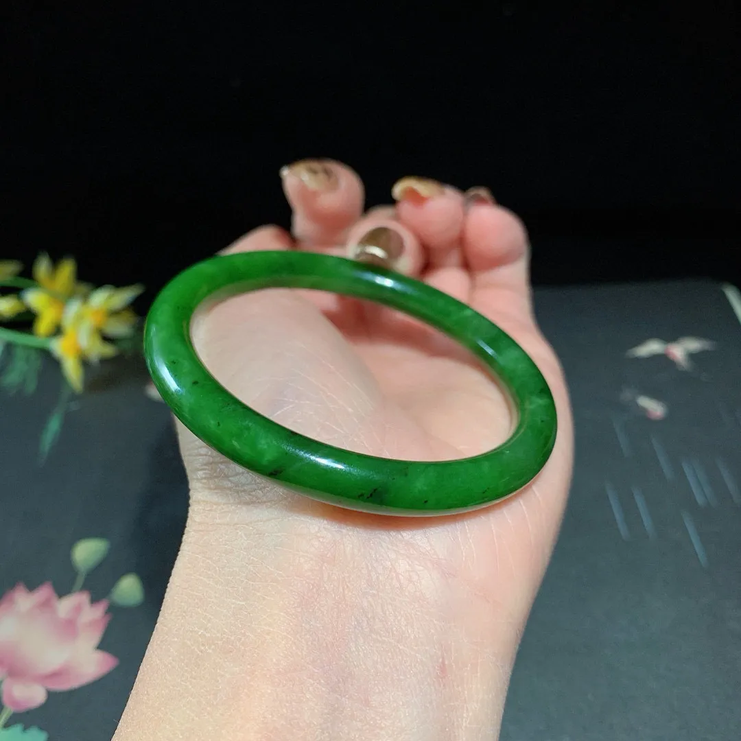 和田玉54.5圈口阳绿色圆条碧玉手镯！圈口54.5宽8玉质细腻油润 底色纯净 无纹裂 脂粉好，品质高