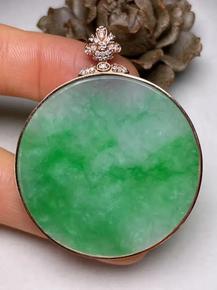 冰糯种辣色平安扣吊坠、真金真钻镶嵌，种水好，玉质细腻 .裸石尺寸 40.5