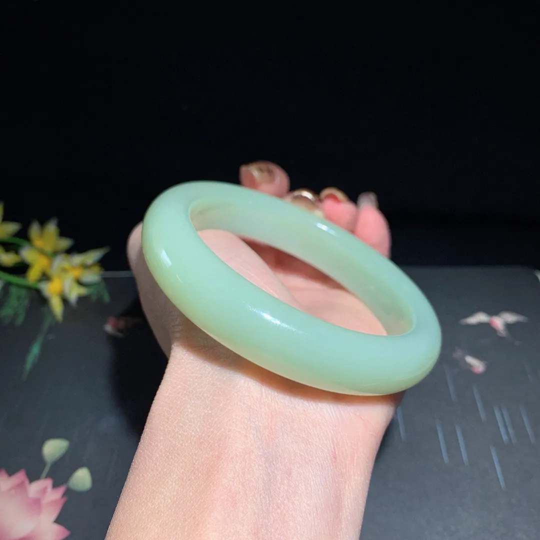 和田玉61圈口且末蓝手镯！玉质细腻油润 底色纯净 无裂无杂 脂粉好，品质高。