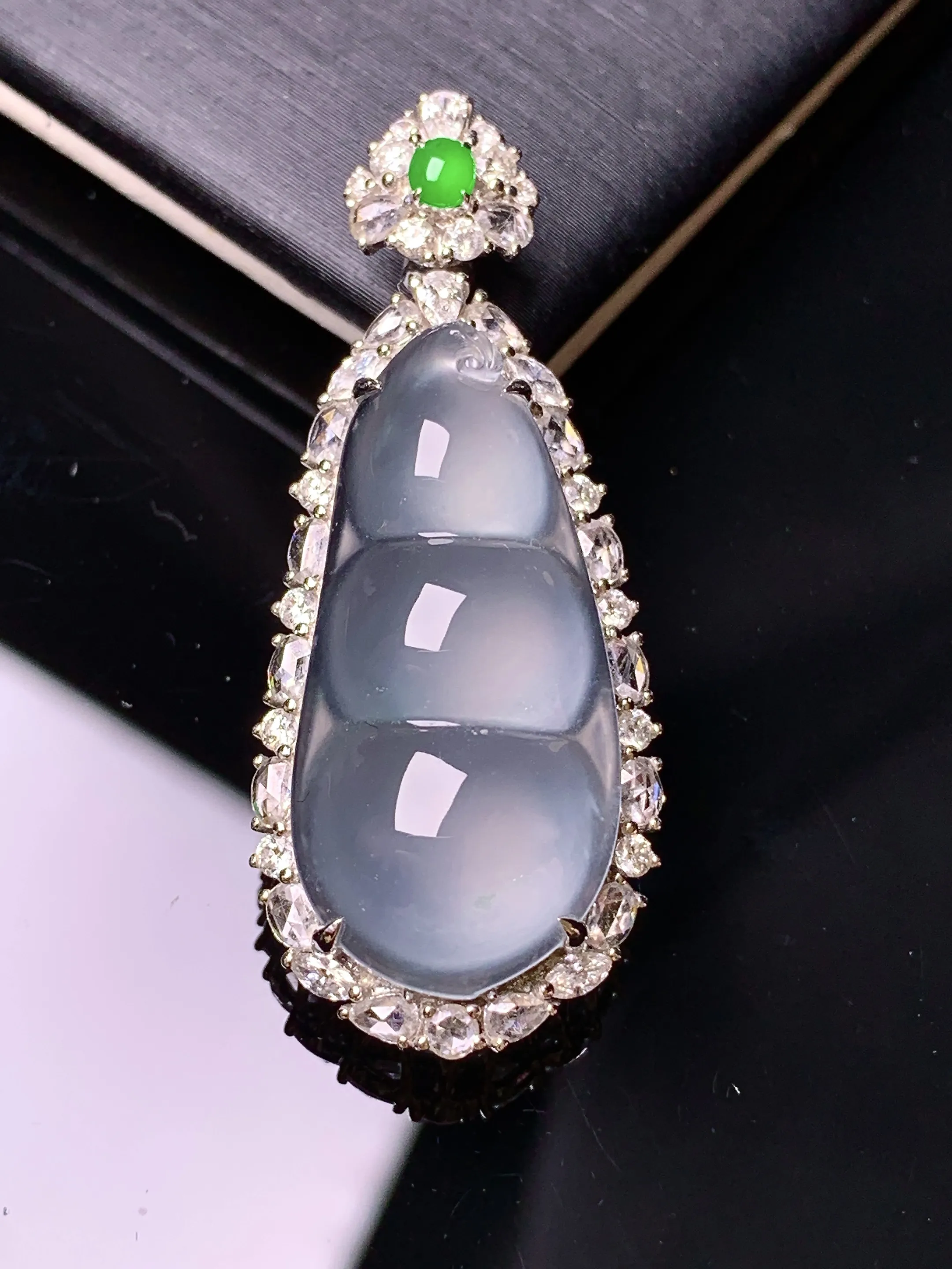 18k金钻镶嵌冰种四季豆吊坠 玉质细腻 色泽清新艳丽 整体尺寸39.5*16.5*9.3