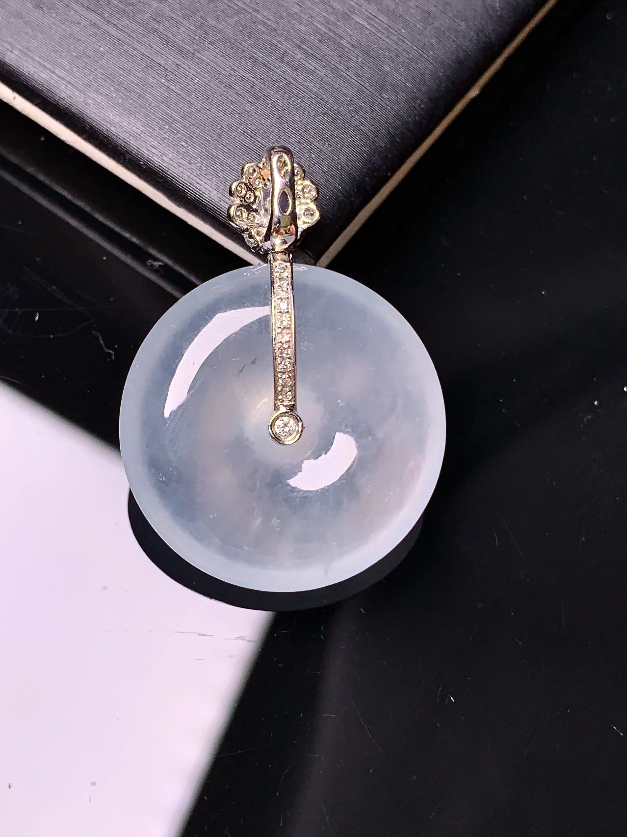 18k金钻镶嵌冰种平安扣吊坠 玉质细腻 色泽清新艳丽 整体尺寸29.5*21.6*6.5