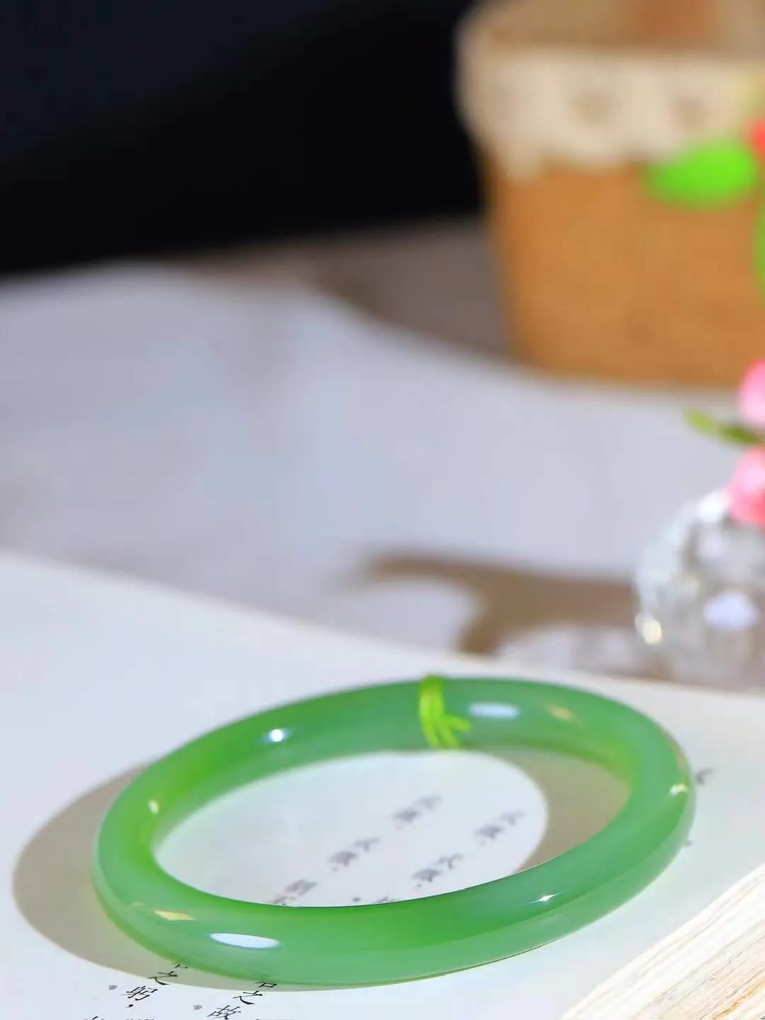 （温柔雅致.手镯）

收藏传家级臻品️和田玉碧玉猫眼圆条手镯。镯型饱满，温润细腻，脂润沁香。️执一卷书，沏一盏茶，着一袭裙，戴一只镯。淡淡浅笺，素心若兰，静赏玉中诗画。悠悠岁月，芊手轻摘，盛满诗样芳华。重31.5克   尺寸55-8.5-8mm    FDA-321201800