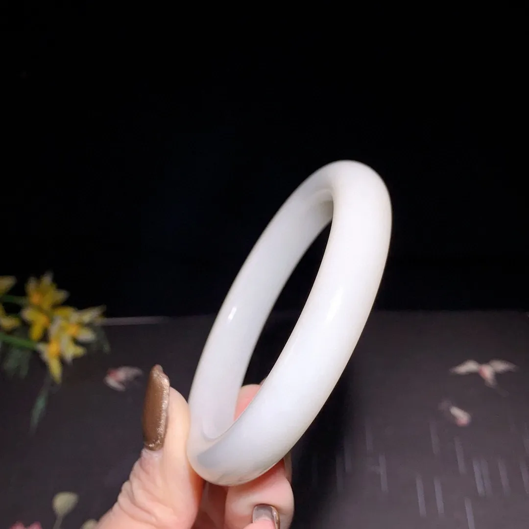 和田玉58圈口羊脂白手镯！玉质细腻油润 底色纯净 无裂无杂 脂粉好，品质好