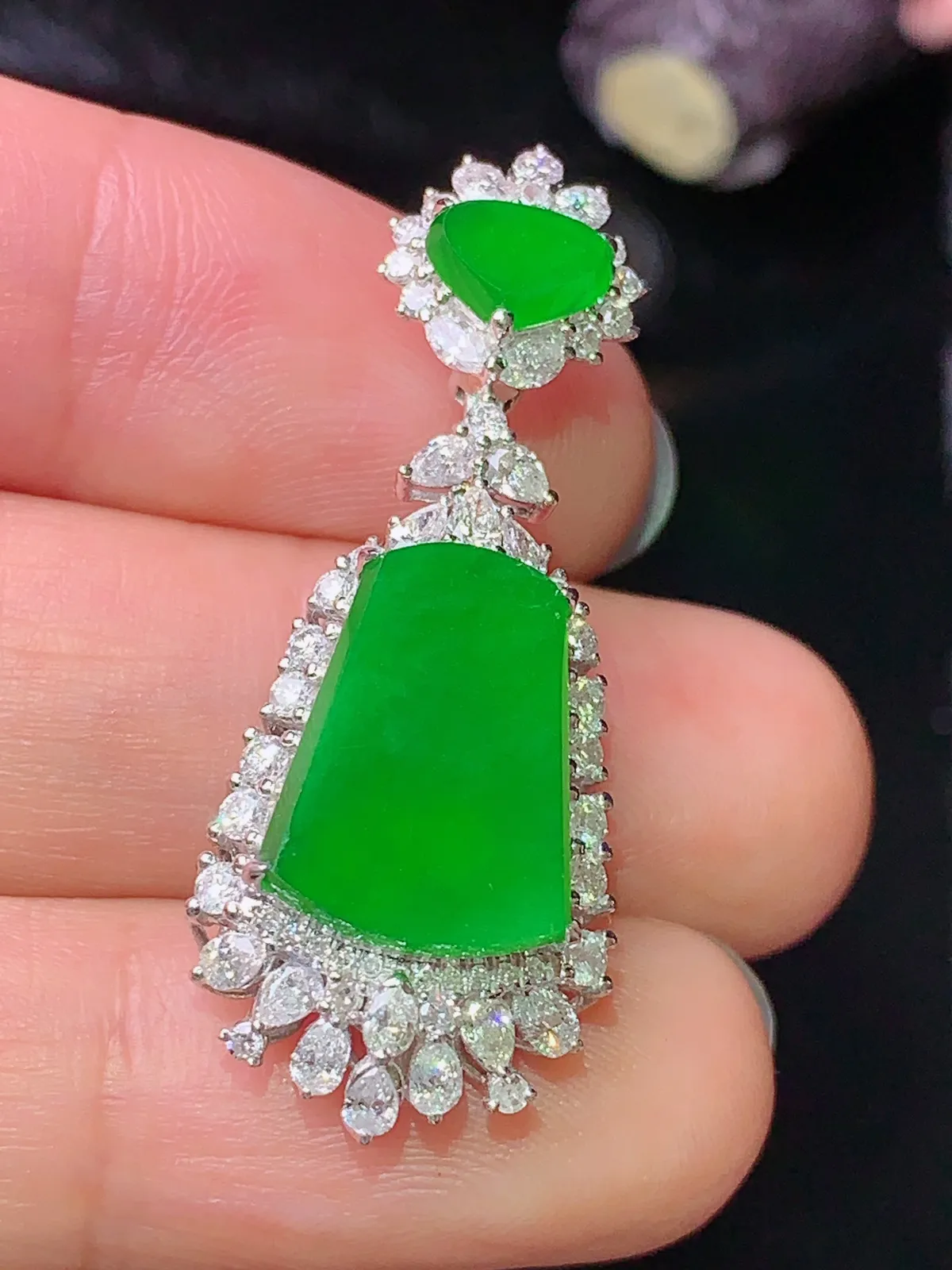 18k金钻镶嵌满绿无事牌吊坠 玉质细腻 色泽艳丽 水润亮眼  整体尺寸36.2*14.3*9