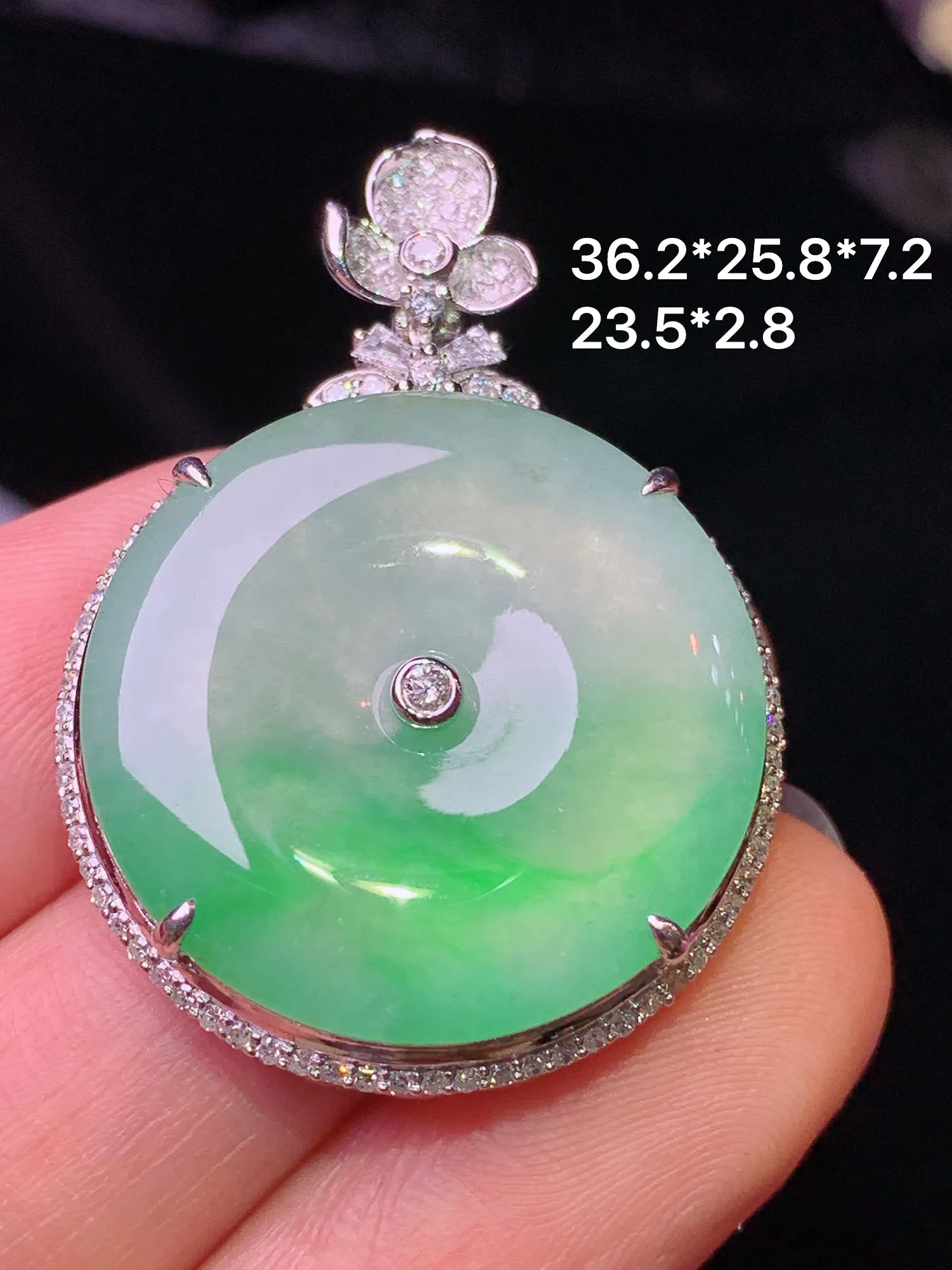 18k金钻镶嵌冰种飘绿平安扣吊坠 玉质细腻 色泽清新艳丽 整体尺寸36.2*25.8*7.2
