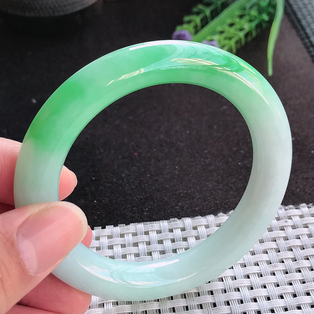 天然A货翡翠55.8/11.2/10.8老坑精美冰润飘阳绿圆条手镯玉镯