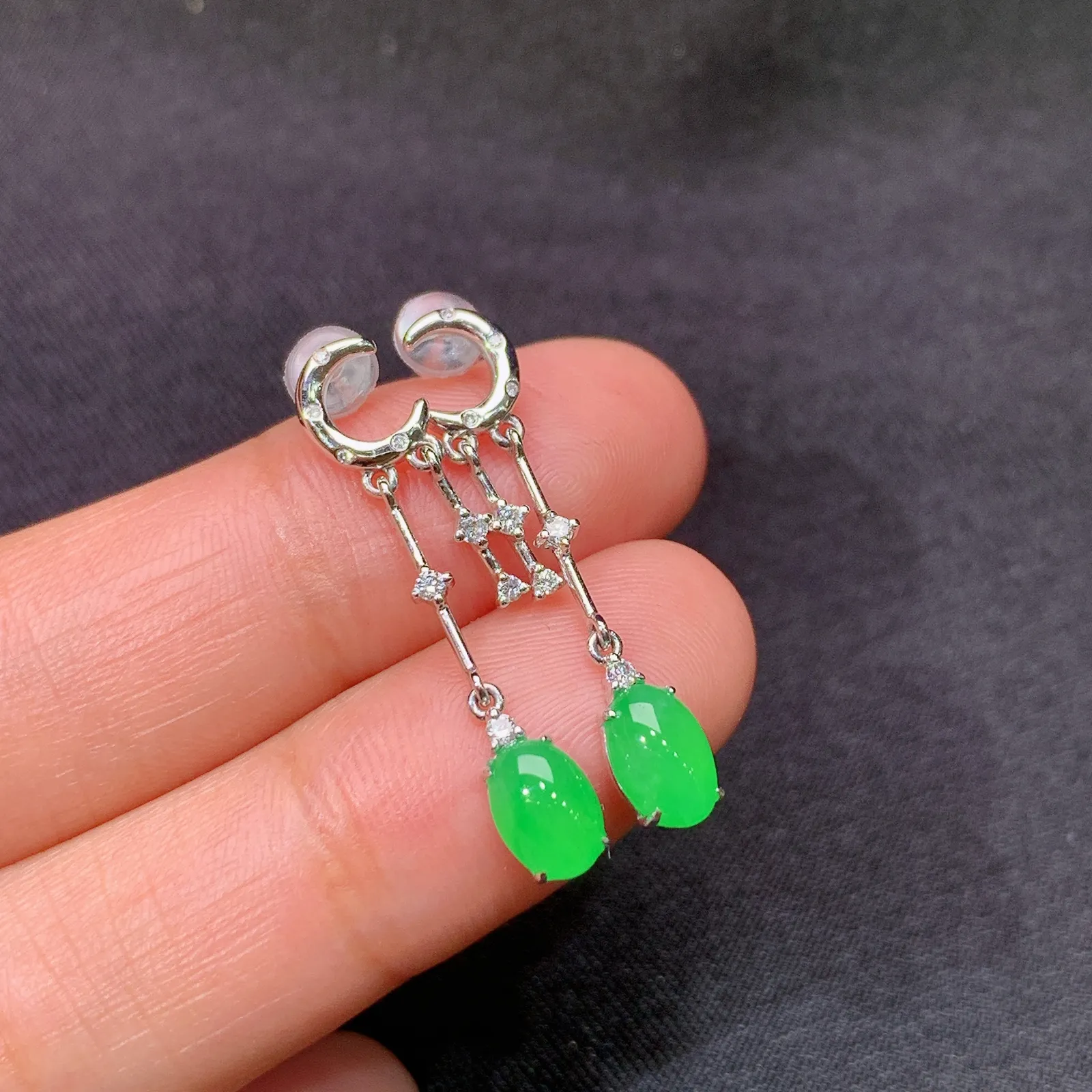 阳绿蛋面耳坠，18k金镶嵌，款式新颖，冰润色阳，种水足，Dd 尺寸6.3*4.3*2.2