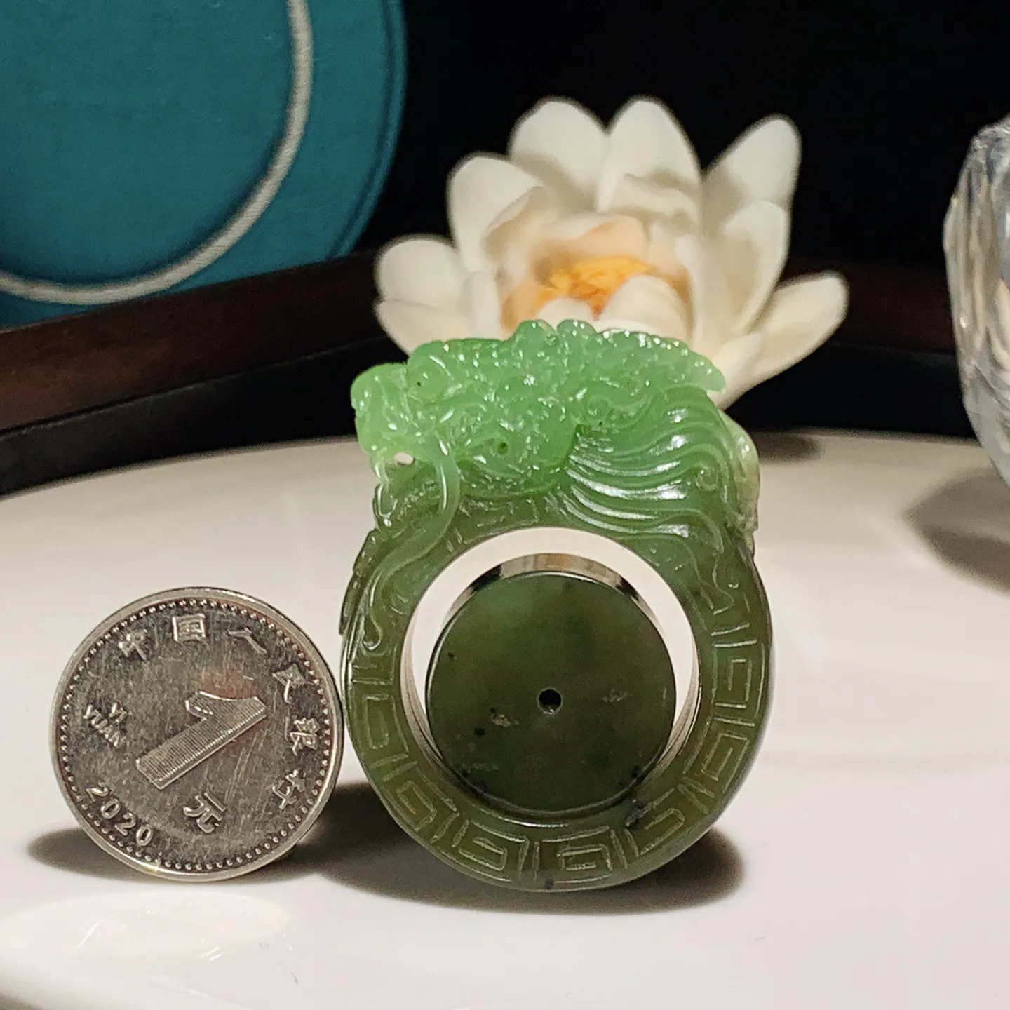 和田玉苹果绿俄罗斯碧玉龙佑一方扳指 内径22尺寸42/33/12重31克。玉质细腻油润。手推出油。品相大气。lt251218