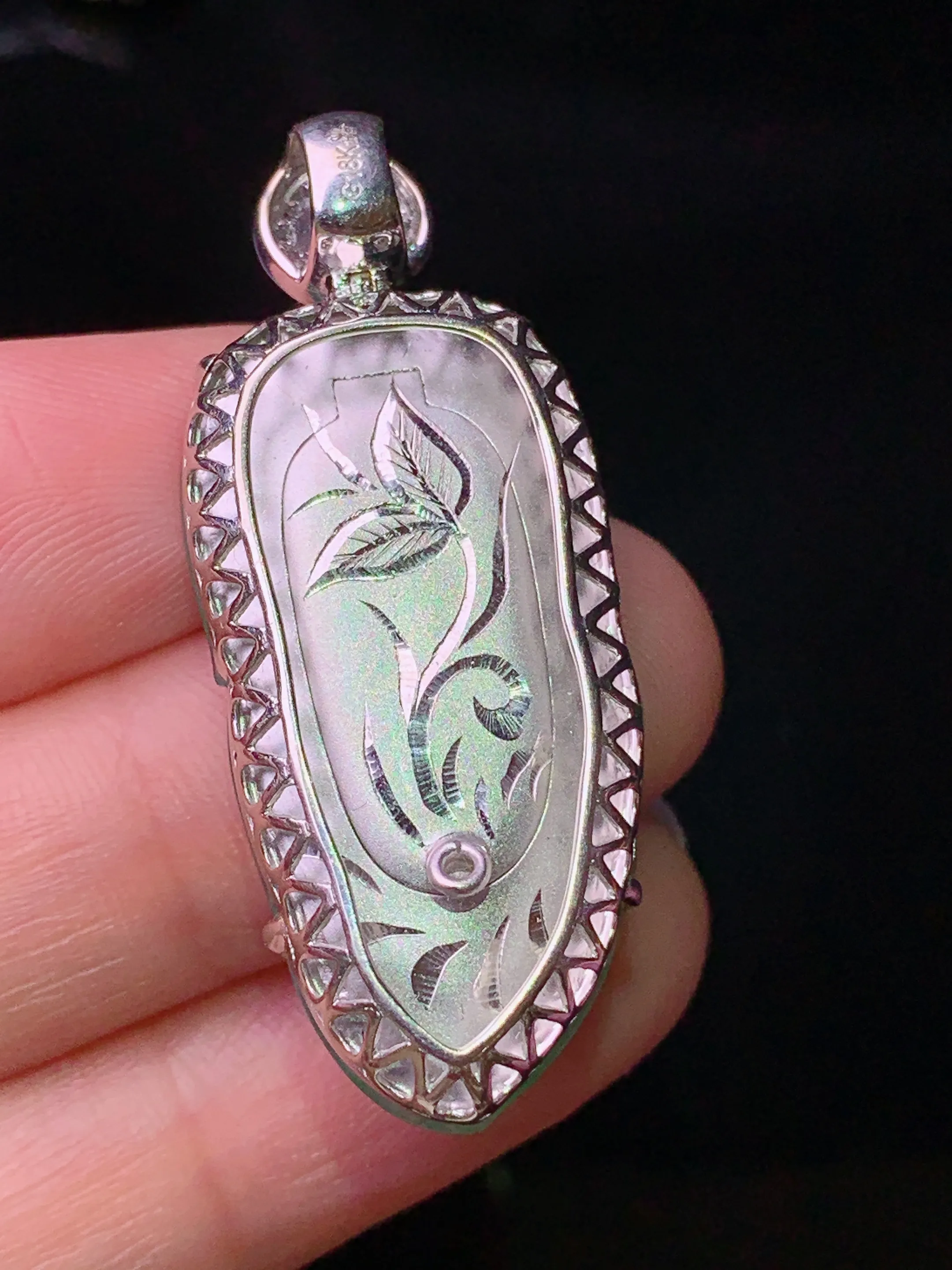 18k金钻镶嵌翠绿树叶吊坠 玉质细腻 色泽清新艳丽 整体尺寸39.6*16.2*7.3