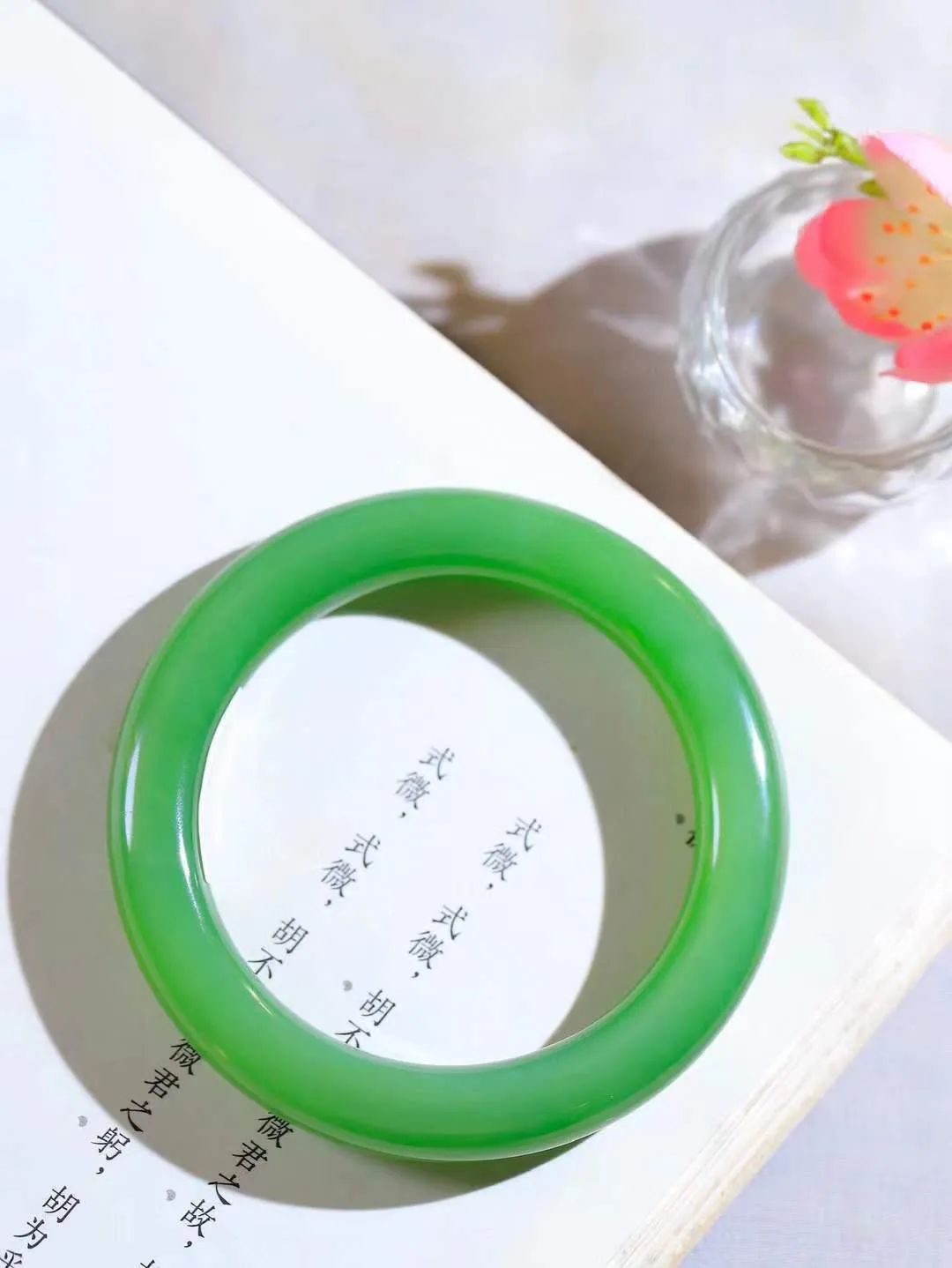 【花样年华·手镯】

收藏传家级臻品和田玉碧玉猫眼圆条手镯，质地油润细腻，色泽高贵典雅，镯型古朴典雅。在诗情画意的雨巷相遇，你是我腕间的一抹风情，有你眸有深情，清风荡漾湖间静水，我愿俯身低眉，在烟波涟漪处，寻你深情倩影。内径53mm尺寸10-10mm 重49克fDA-781271824