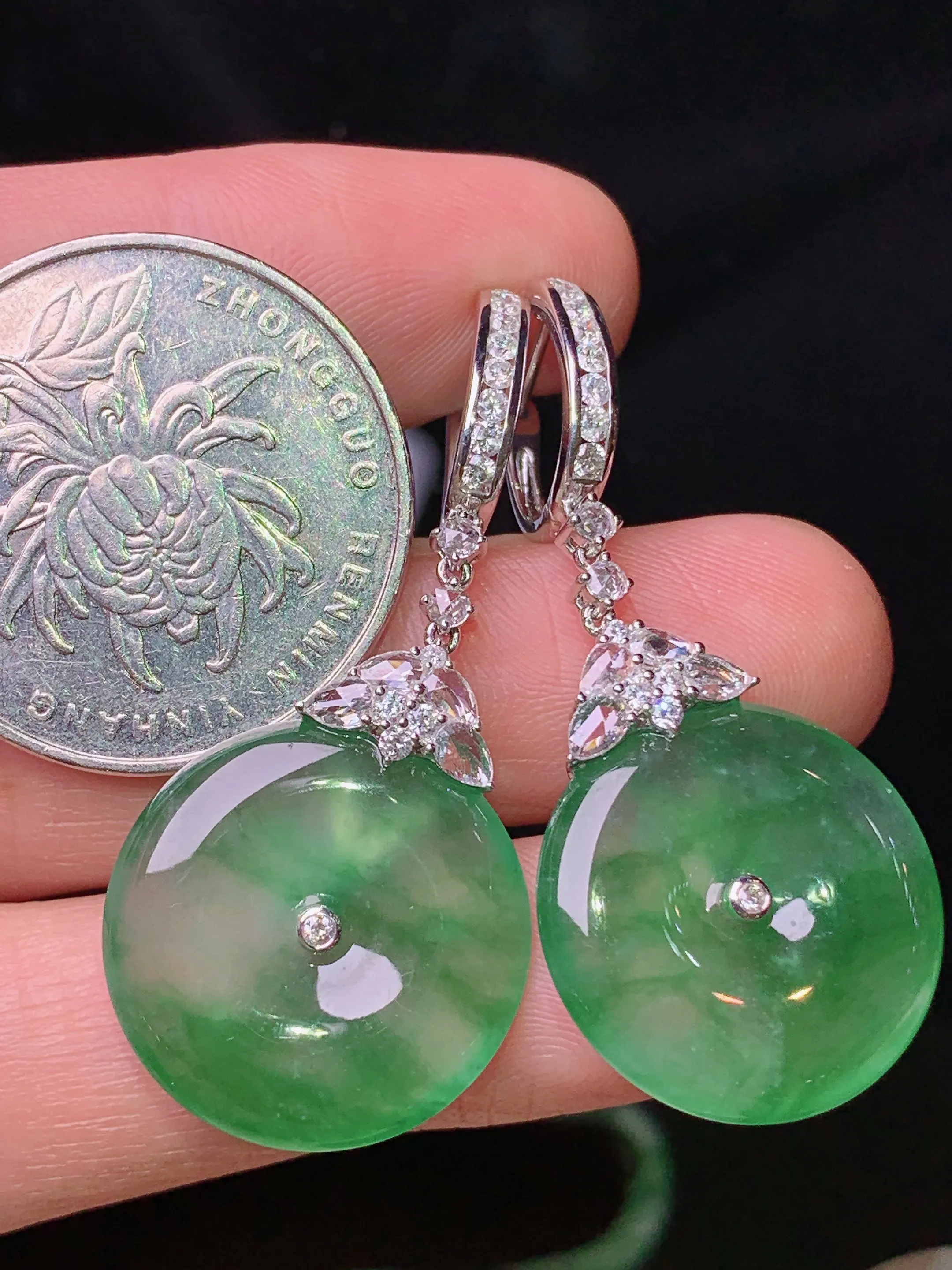 18k金钻镶嵌冰种翠绿平安扣耳坠 玉质细腻 色泽清新艳丽 整体尺寸42.5*19*4.2