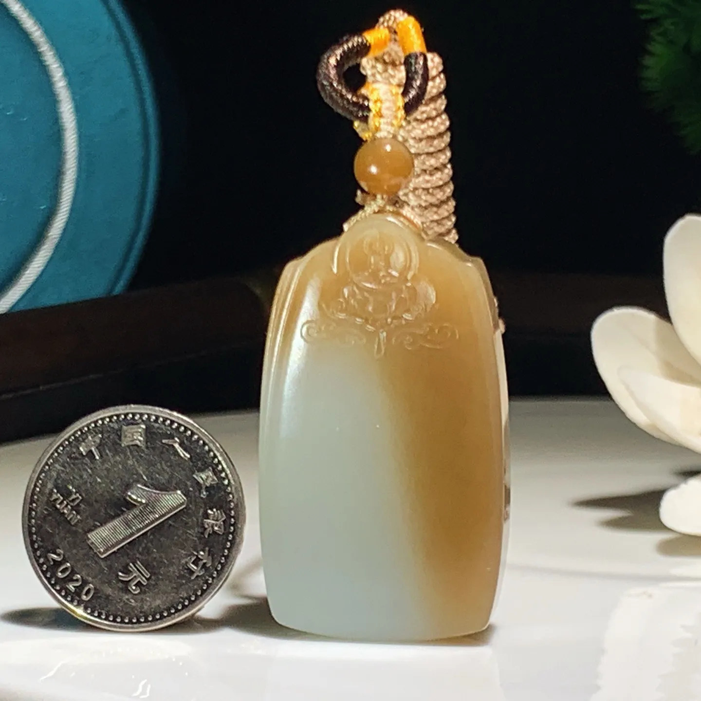 新疆和田玉且末糖平安无事牌挂件。尺寸41/24/9重22.3克。玉质细腻油润。手推出油。品相大气。lt251218