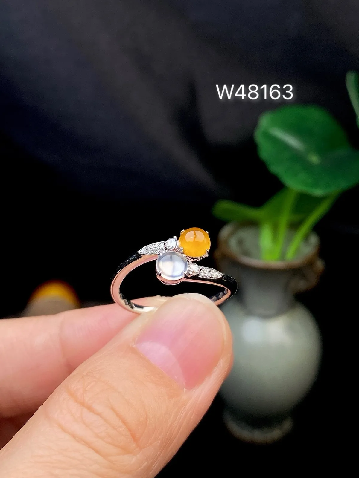 【冰种黄+白蛋面戒指】质地细腻，饱满度很好，晶莹剔透，18k金钻镶嵌，裸石尺寸4.4*2.6毫米