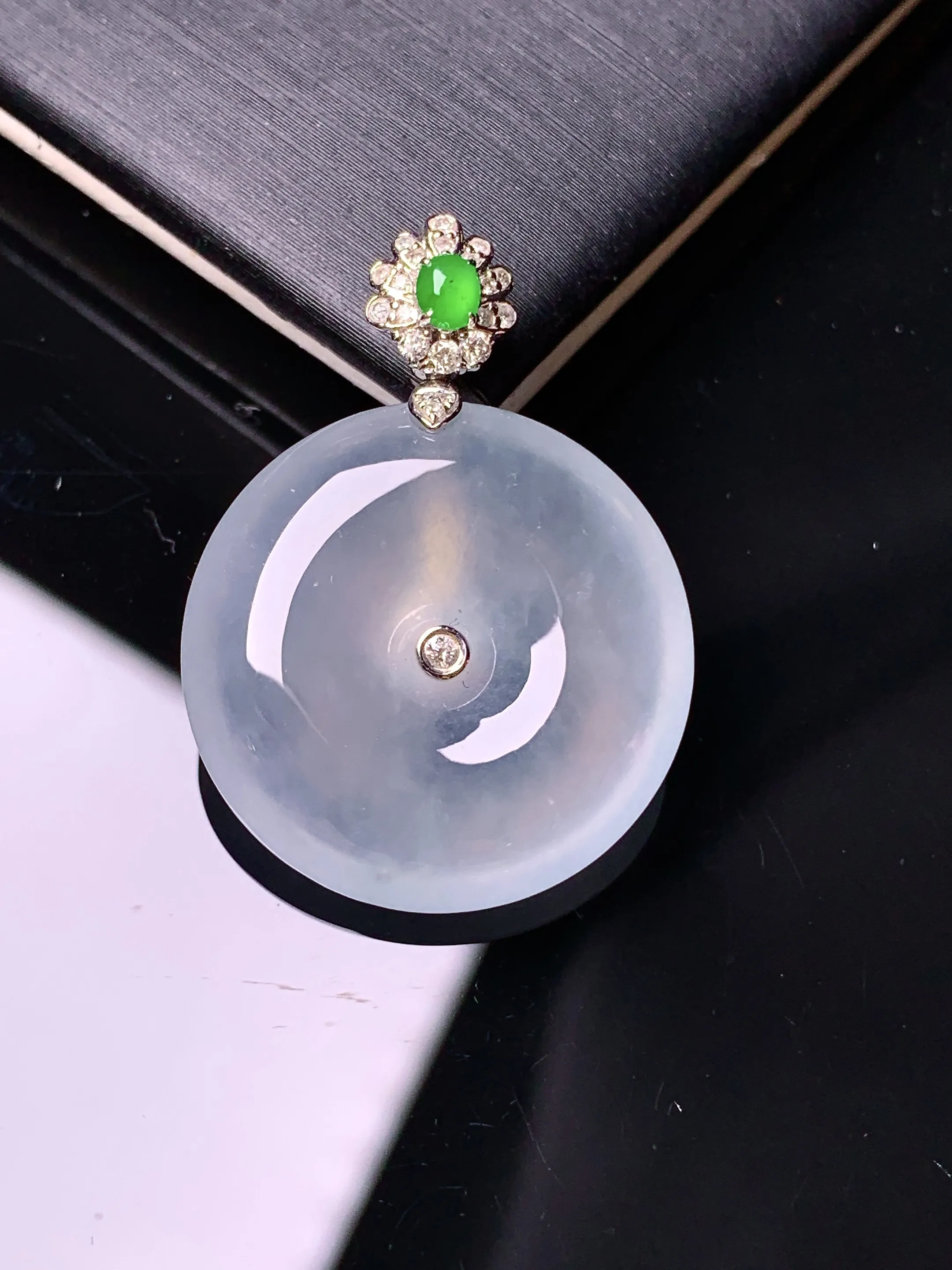 18k金钻镶嵌冰种平安扣吊坠 玉质细腻 色泽清新艳丽 整体尺寸29.5*21.6*6.5