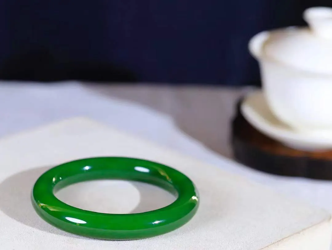 【温润如心.镯】

典藏级️和田玉碧玉手镯，精选上等碧玉料，色泽清透，质地细腻。佩戴它，感受千年玉